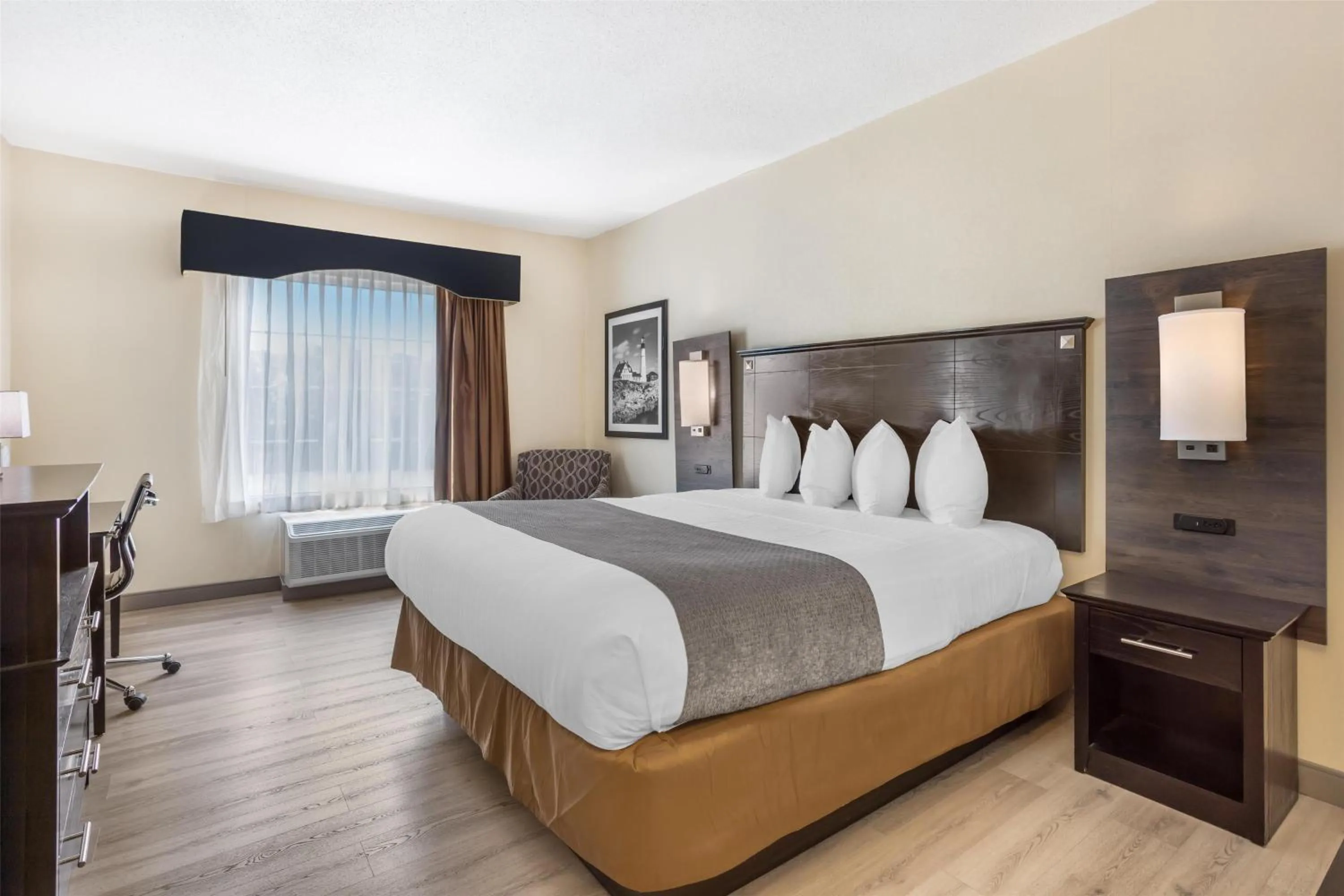 King Suite with Roll-In Shower - Disability Access in Best Western Bar Harbour Inn