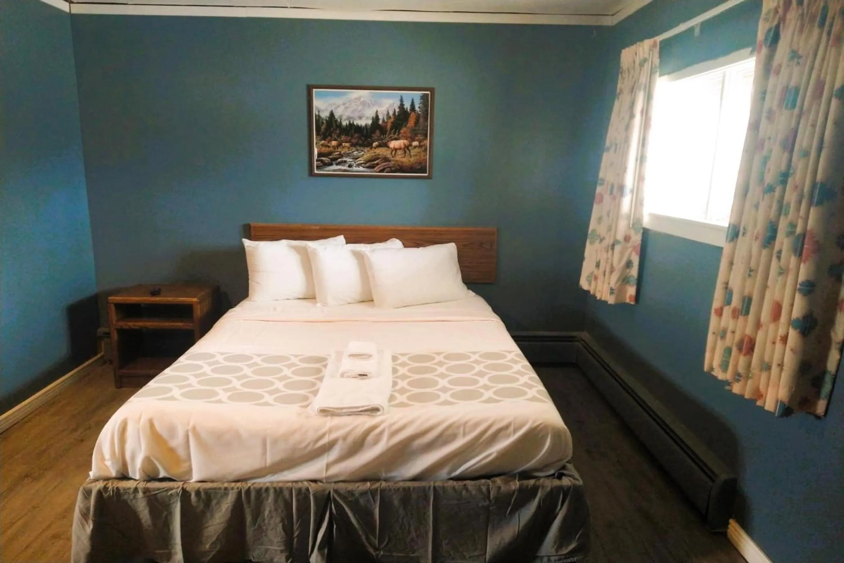 Queen Bed with Kitchenette Non-Smoking	 in Love Hotels Desert Inn & RV by OYO at Boysen Wind River WY