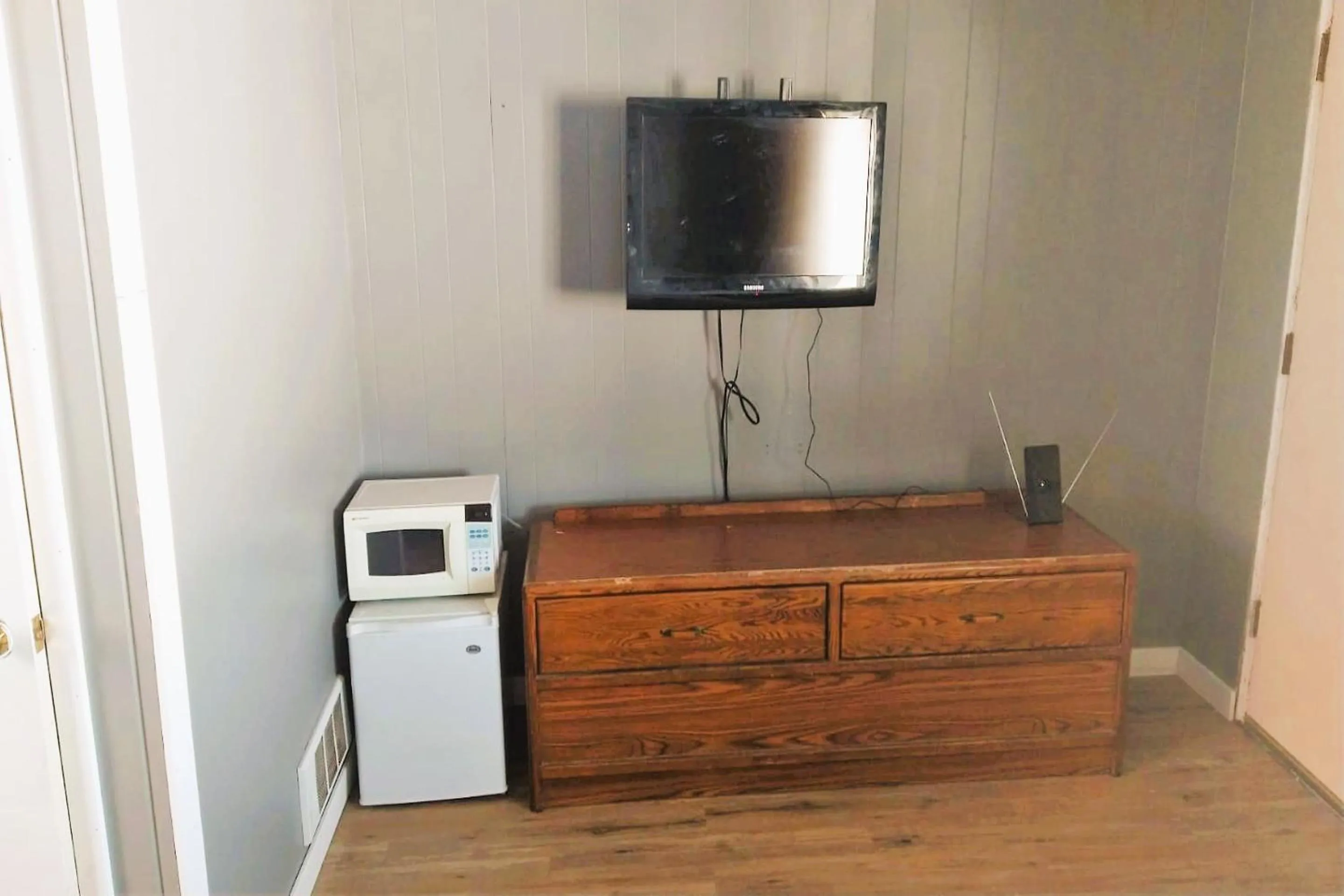 Premium 2 Full Bed with Kitchenette in Love Hotels Desert Inn & RV by OYO at Boysen Wind River WY