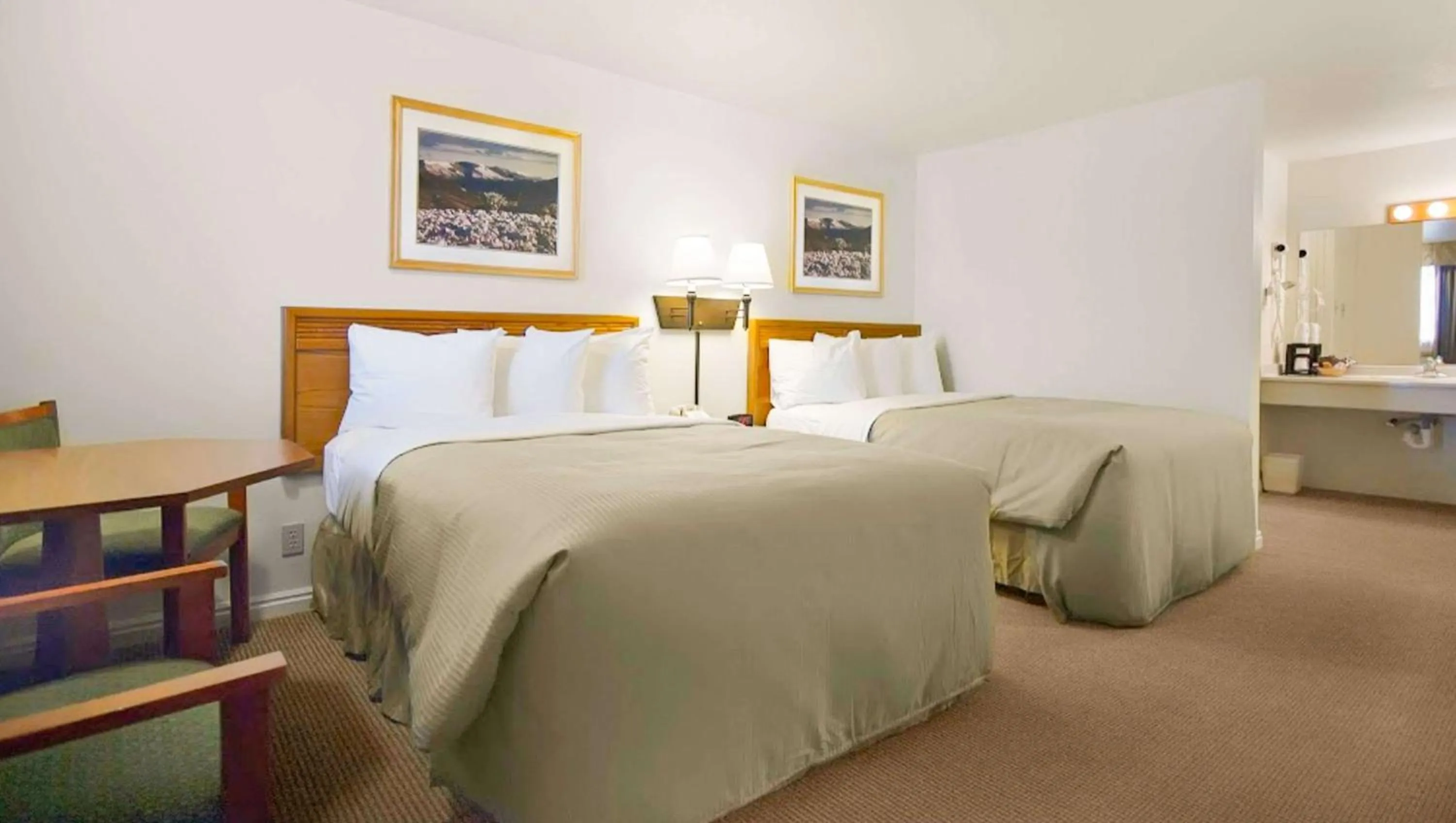 Double Room with Two Double Beds - Non-Smoking in Magnuson Hotel Park Vue