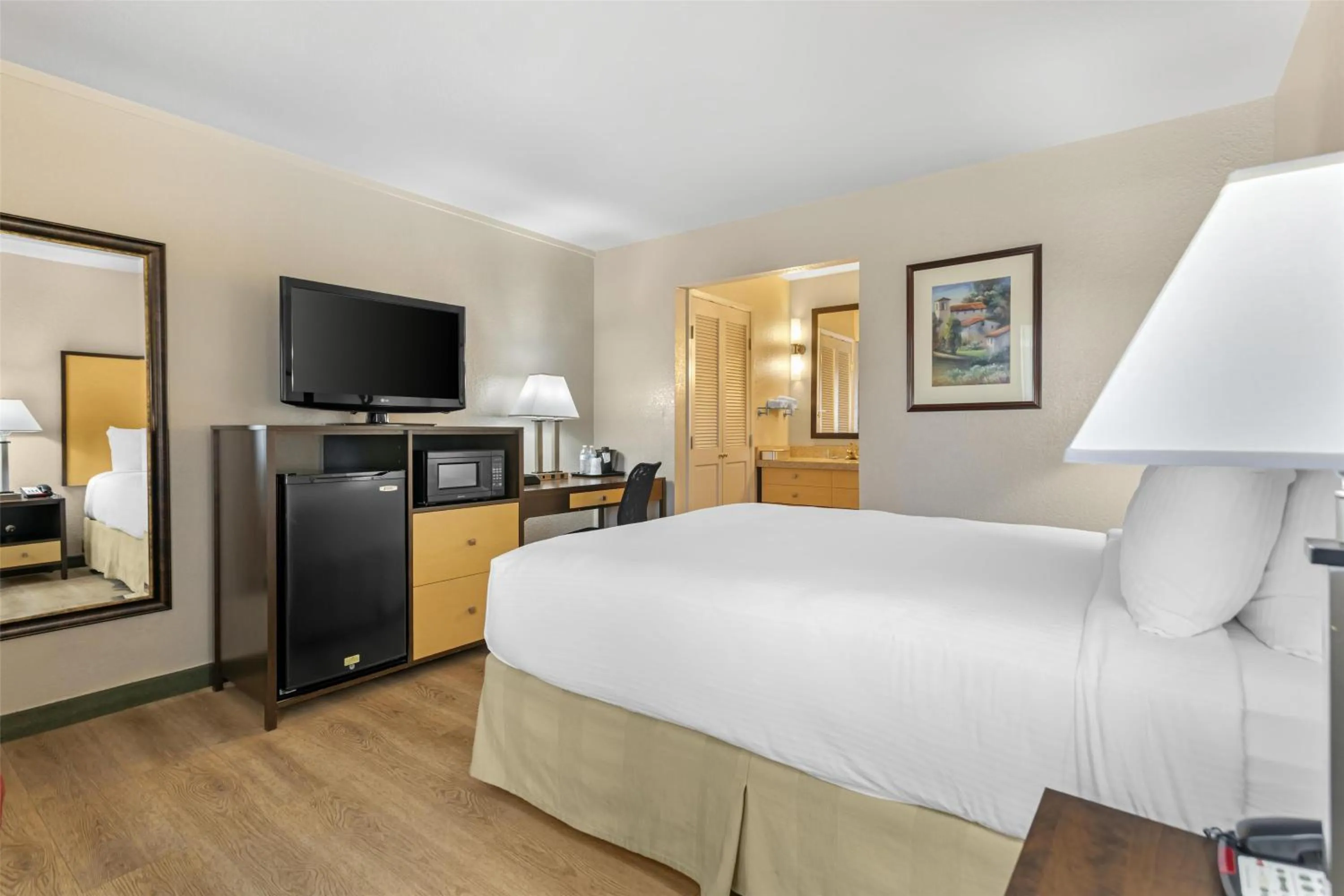 Queen Room - Pet Friendly in Best Western Petaluma Inn