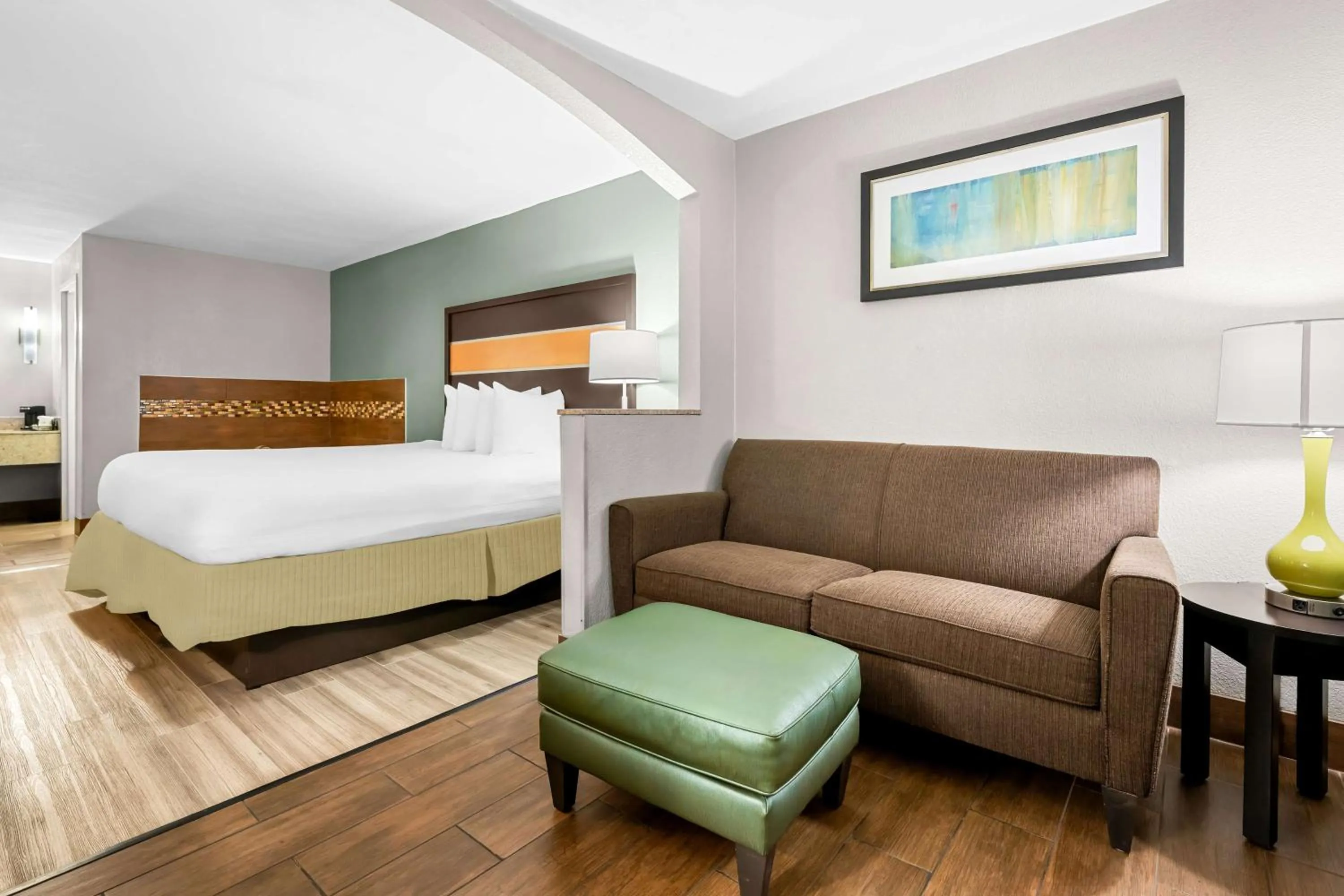 King Suite with Jacuzzi - Non-Smoking in Best Western Executive Suites