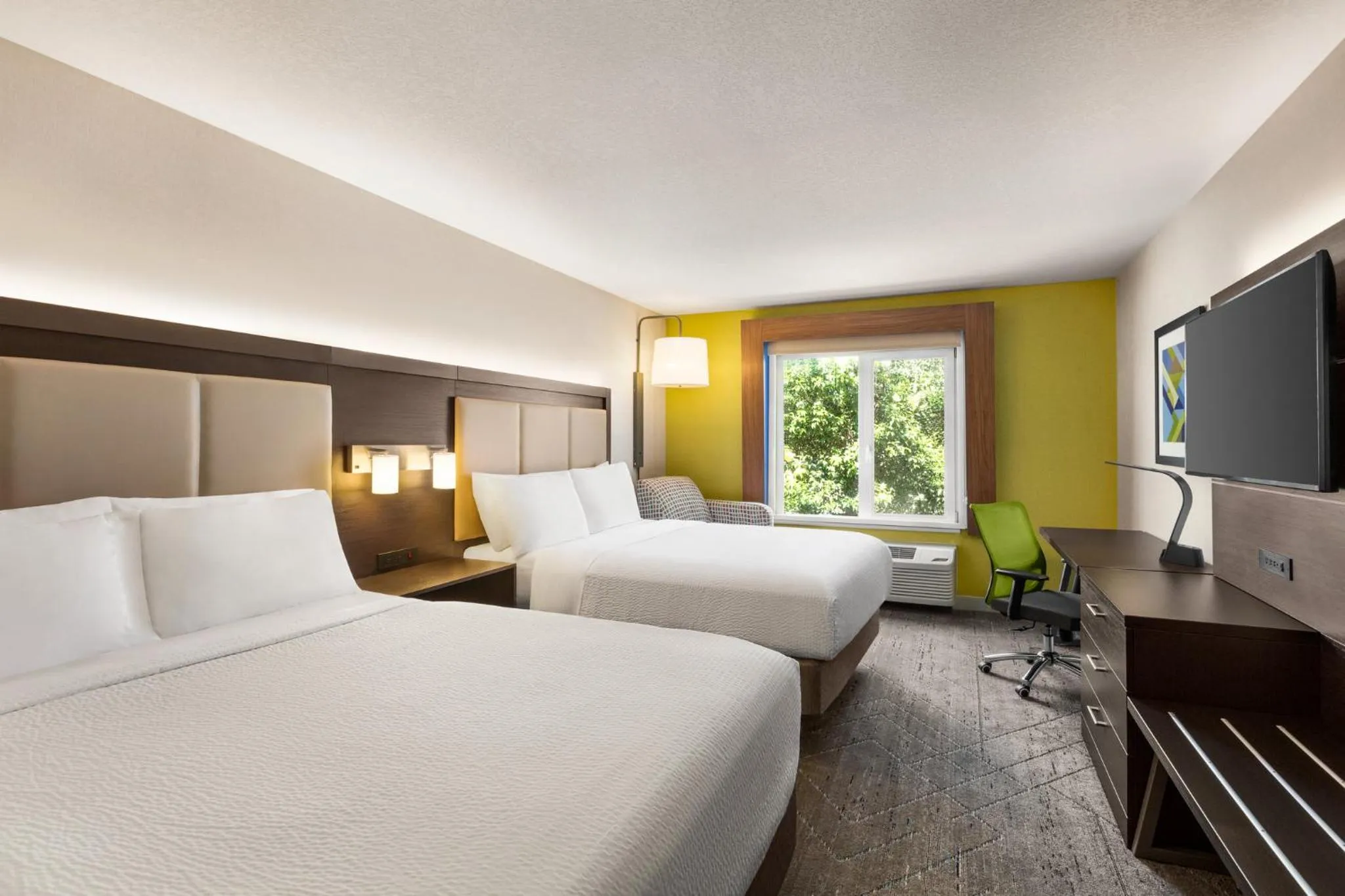 Standard Queen Room with Two Queen Beds in Holiday Inn Express & Suites - Redding by IHG