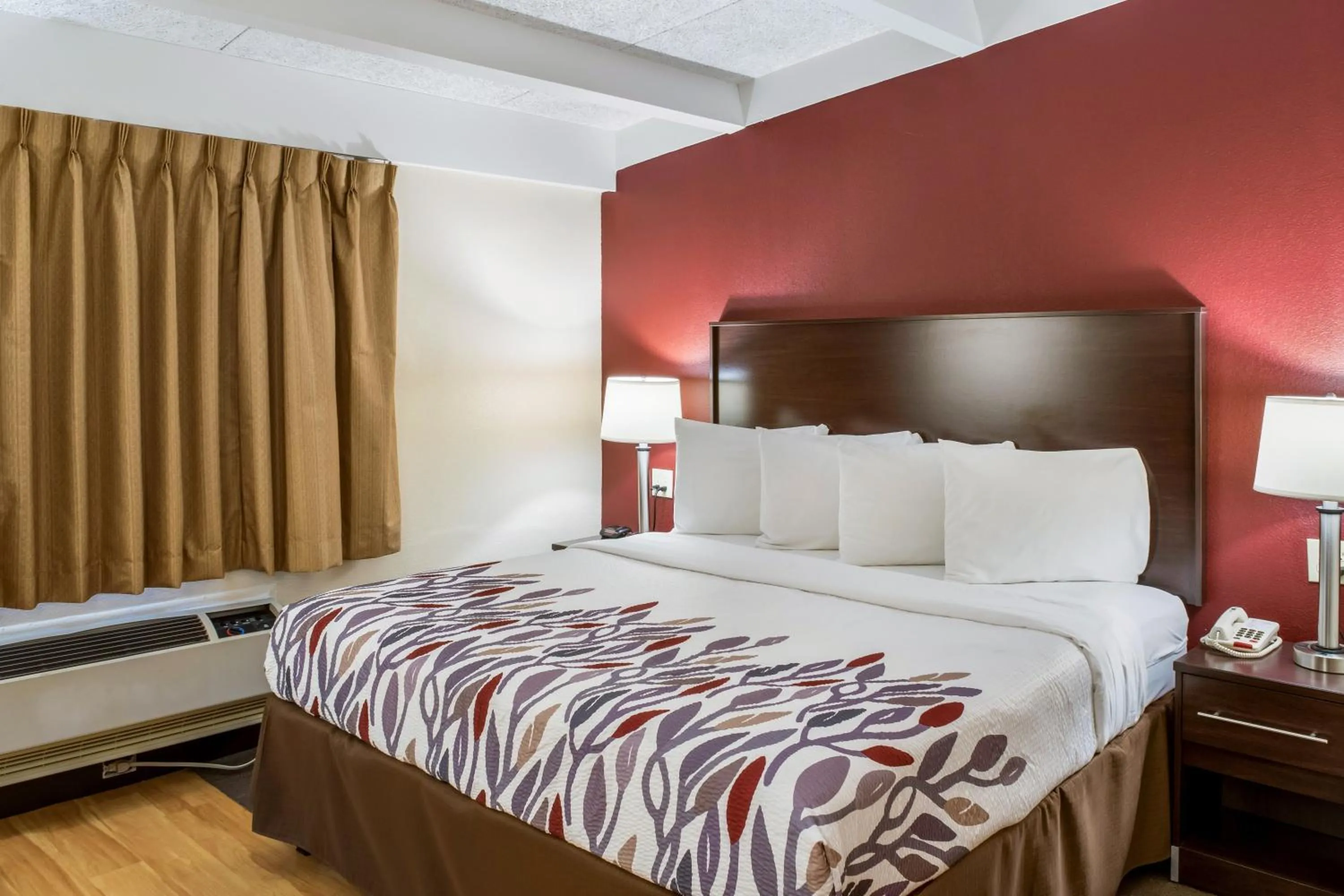 Superior King Room - Non-Smoking in Red Roof Inn Richmond, IN