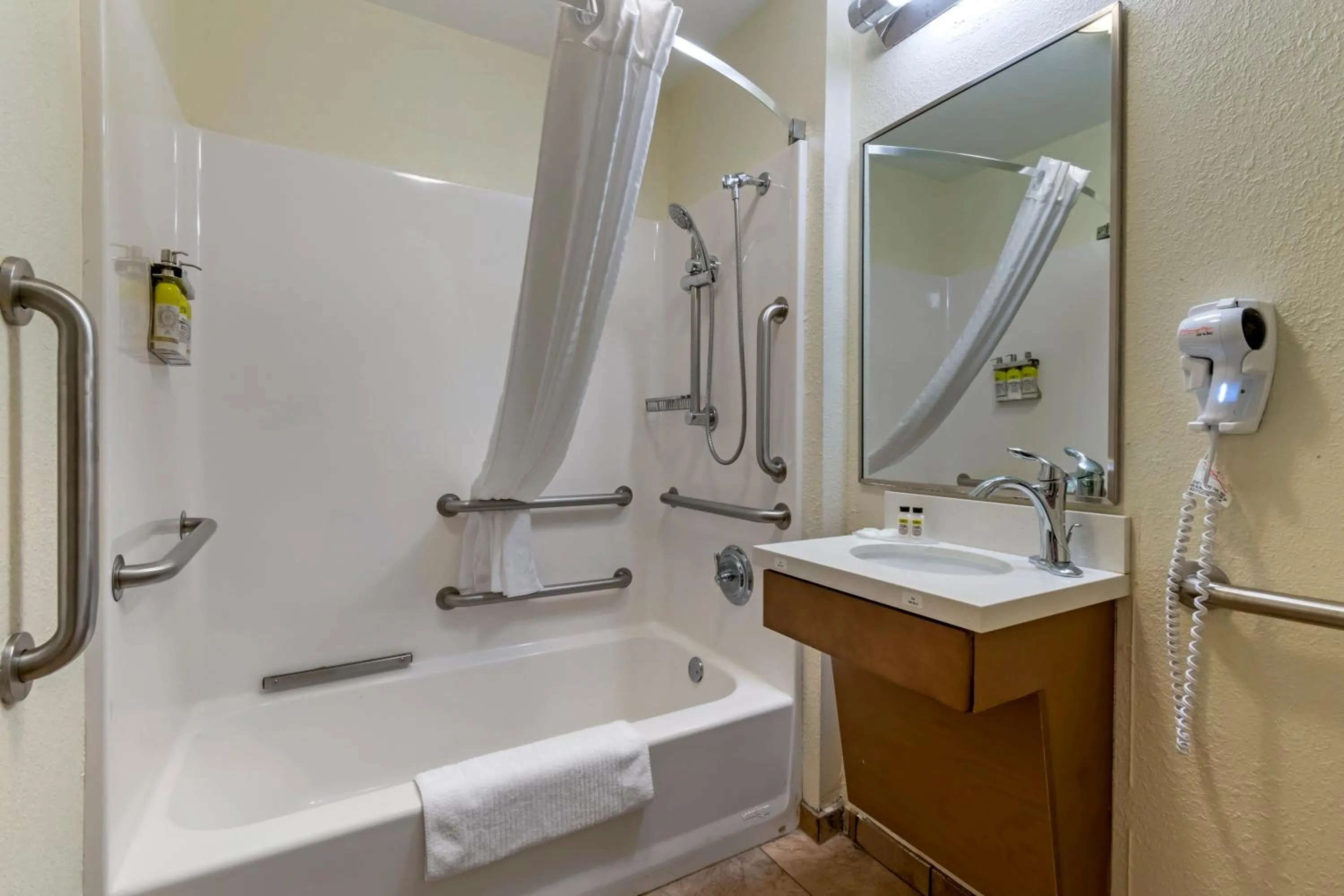 Queen Suite with Bath Tub - Hearing Accessible/Non-Smoking in Candlewood Suites Reading by IHG