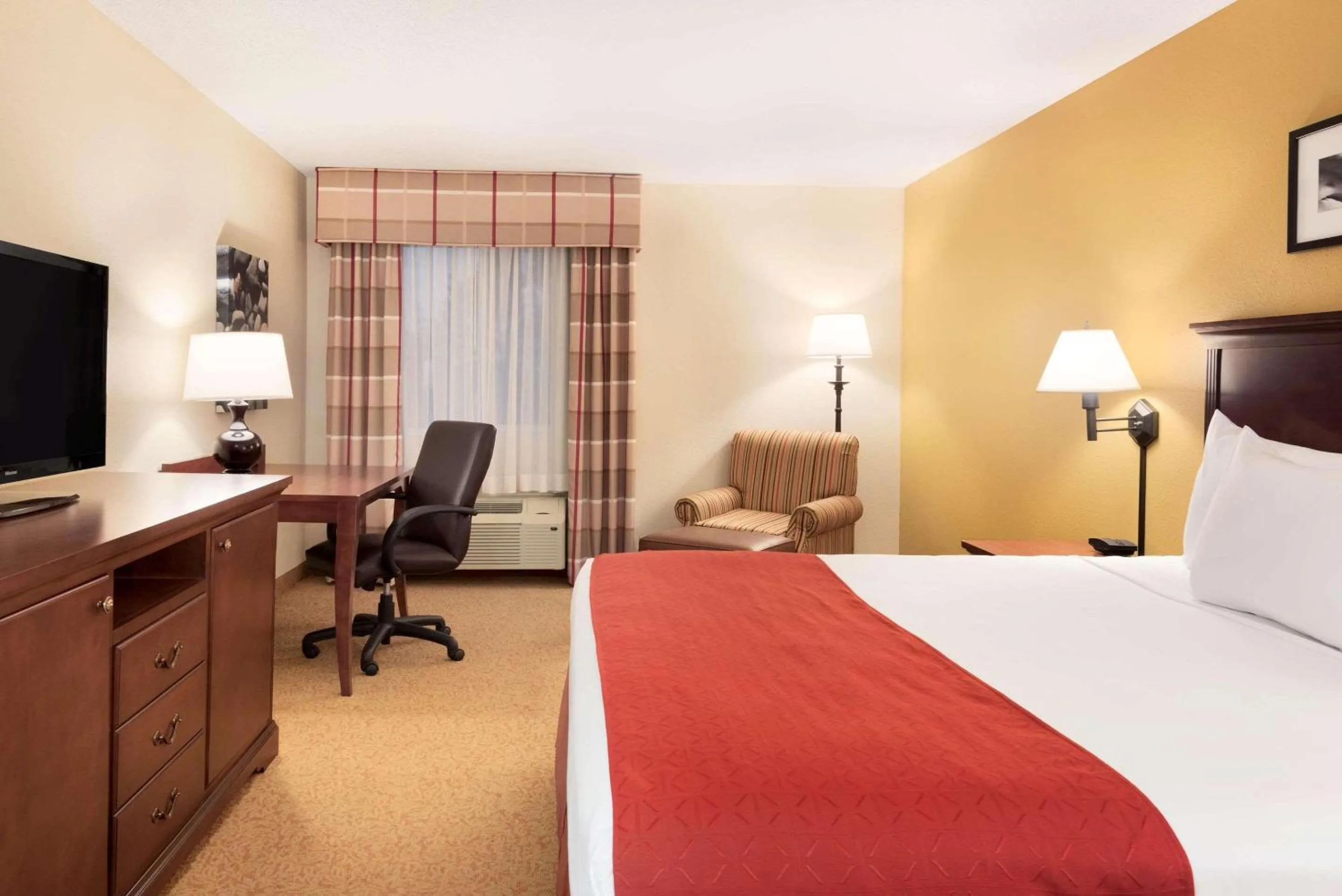 King Suite - Disability Access/Non Smoking in Country Inn & Suites by Radisson, Cedar Rapids Airport, IA
