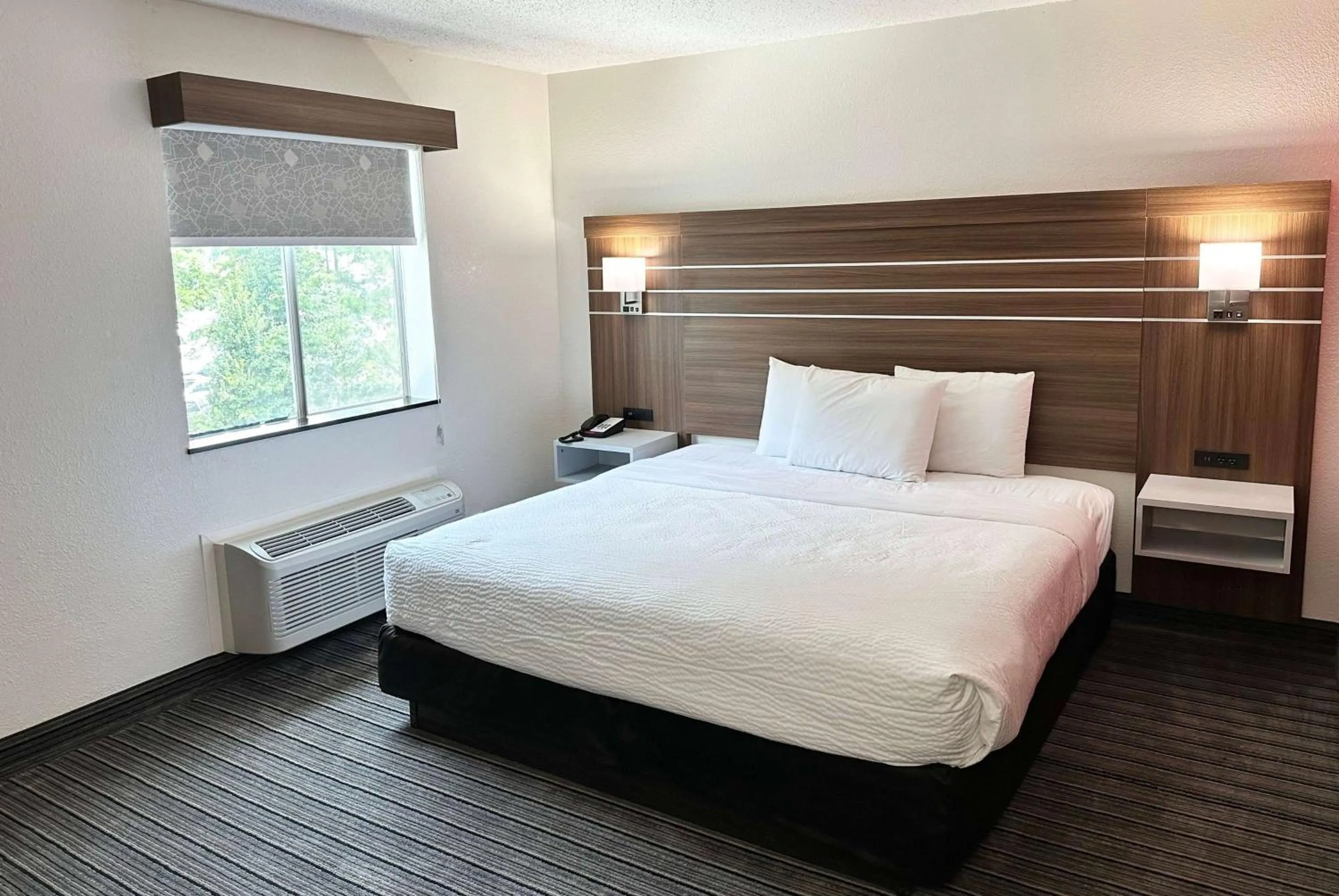 1 Queen Bed, Mobility Accessible Room, Bathtub w/ Grab Bars, Non-Smoking in Ramada by Wyndham Lithia Springs Atlanta