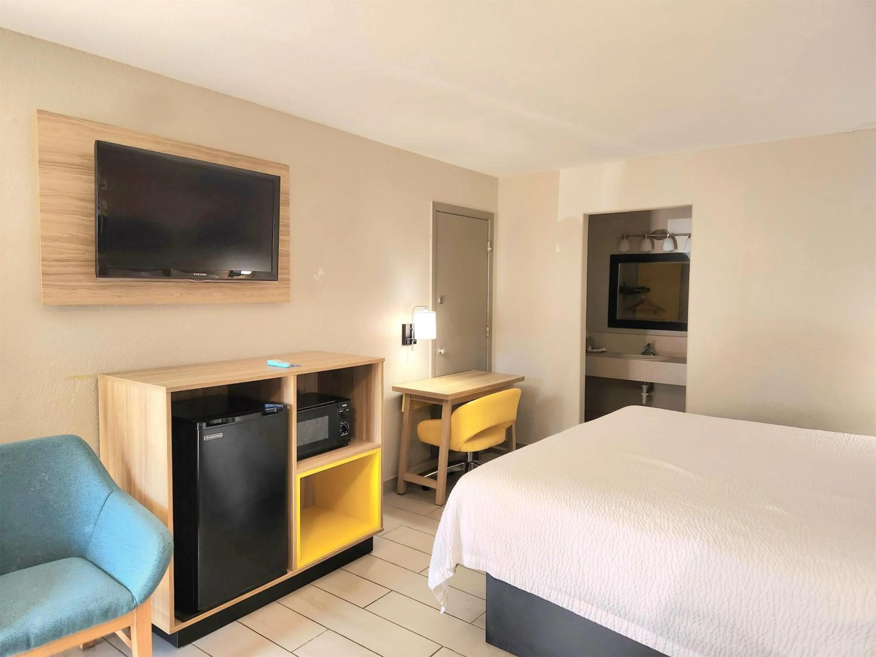 Queen Room with Roll-In Shower - Mobility/Hearing Accessible - Smoking in Days Inn by Wyndham McAllen
