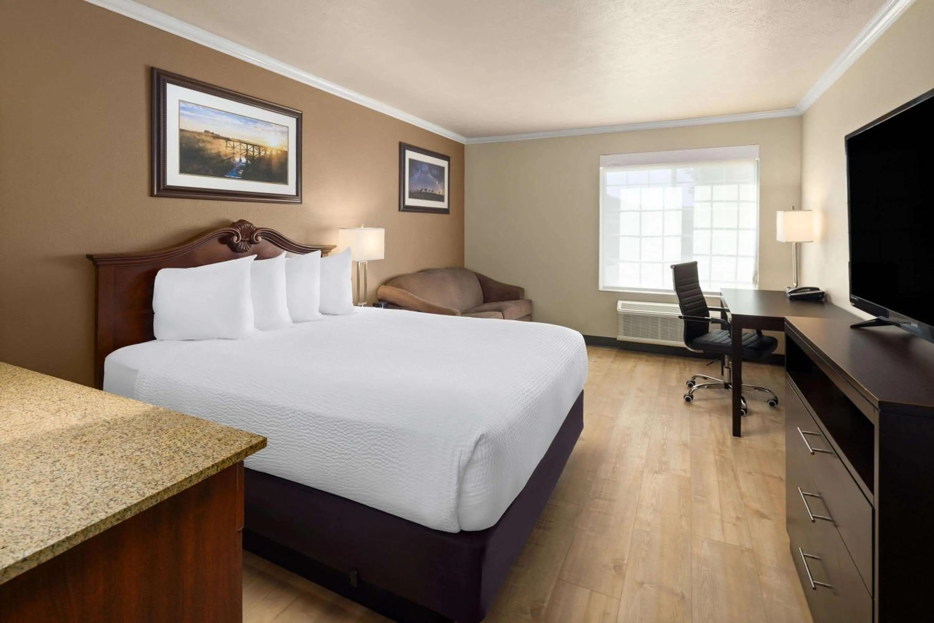 Queen Room - Disability Access/Non-Smoking in Ramada by Wyndham Moses Lake