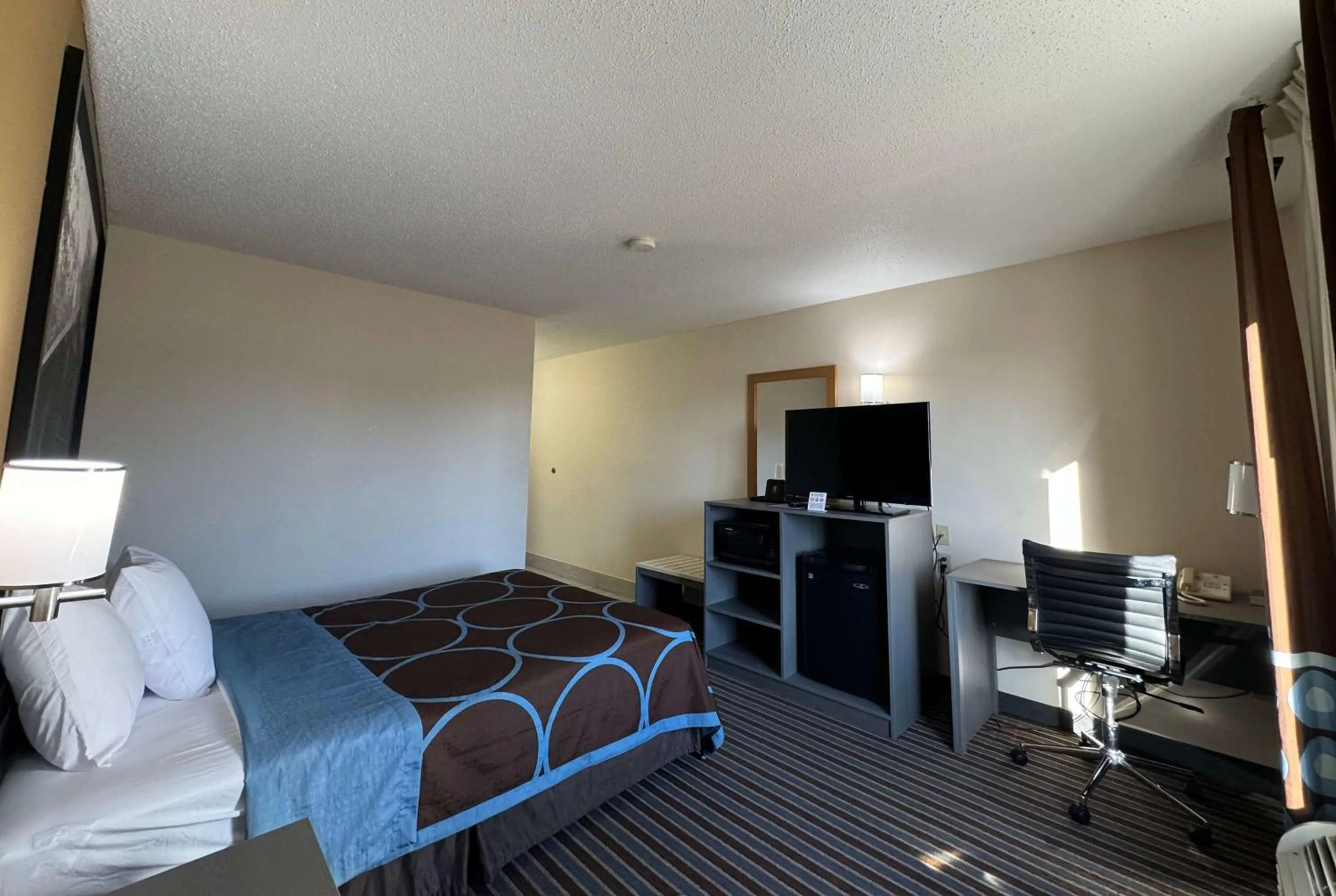 Queen Room - Smoking in Super 8 by Wyndham Columbia Clark Lane