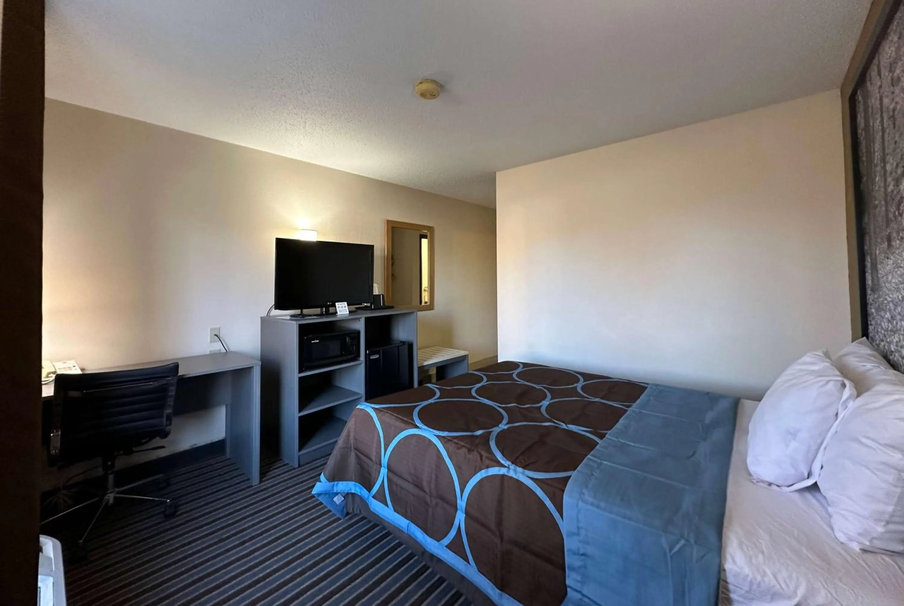 Queen Room - Disability Access/Non-Smoking in Super 8 by Wyndham Columbia Clark Lane