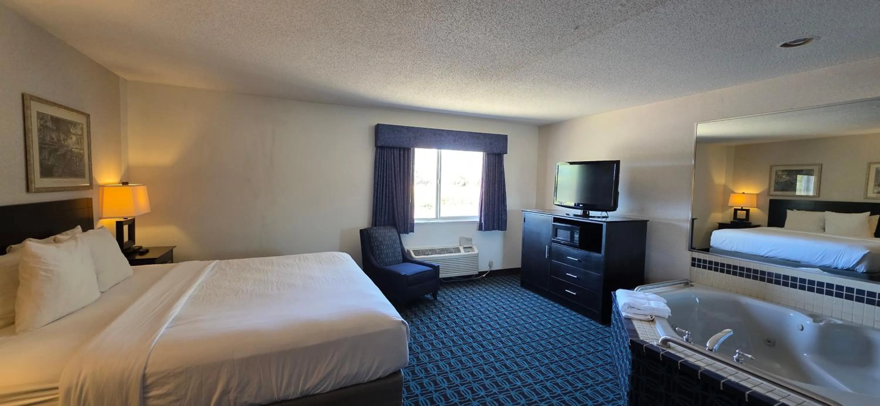 King Room with Bath Tub - Mobility Accessible/Non-Smoking in Baymont by Wyndham Howell/Brighton