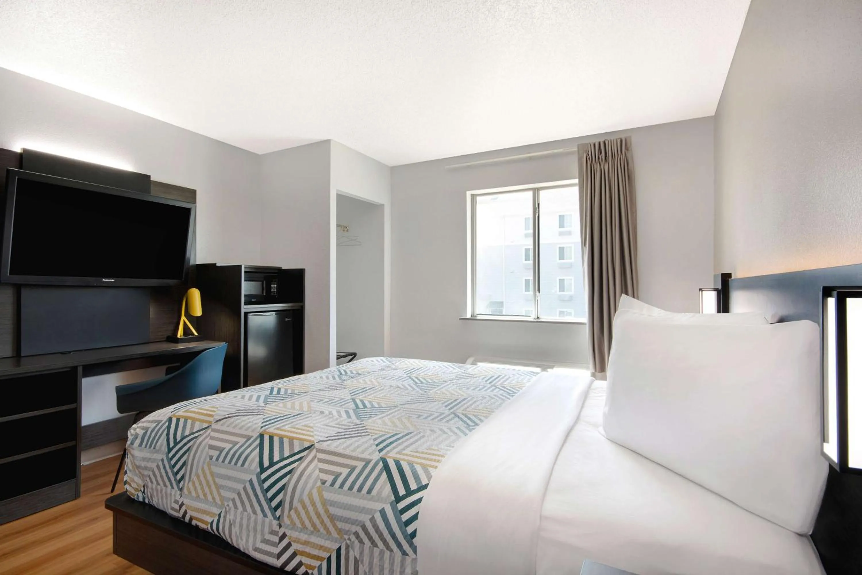 Queen Room - Disability Access - Non-Smoking in Motel 6-San Antonio, TX - South