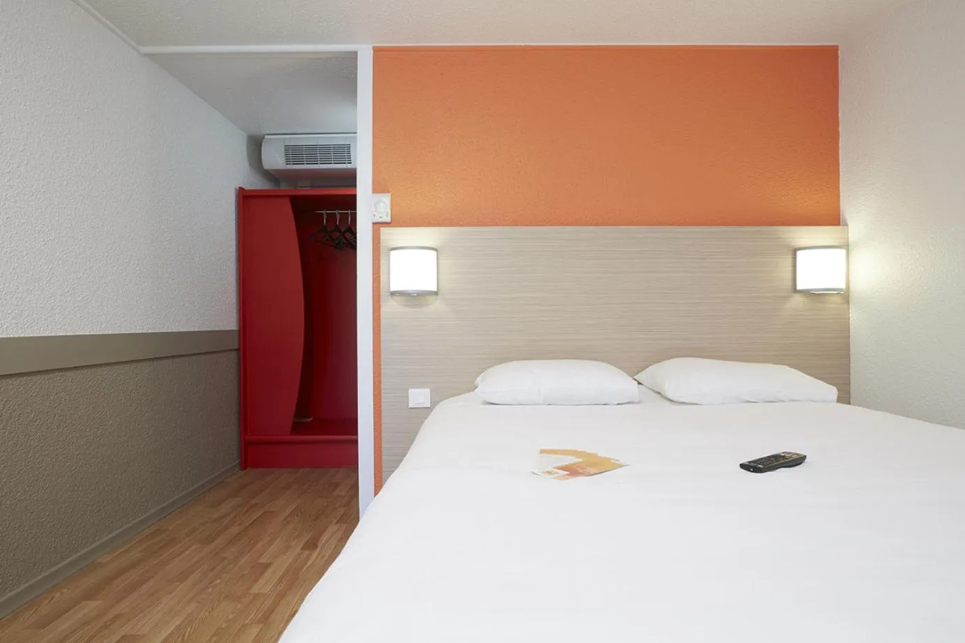 Superior Double Room - 1 Double bed & 1 Junior Bed in Premiere Classe Poitiers Futuroscope - Chasseneuil