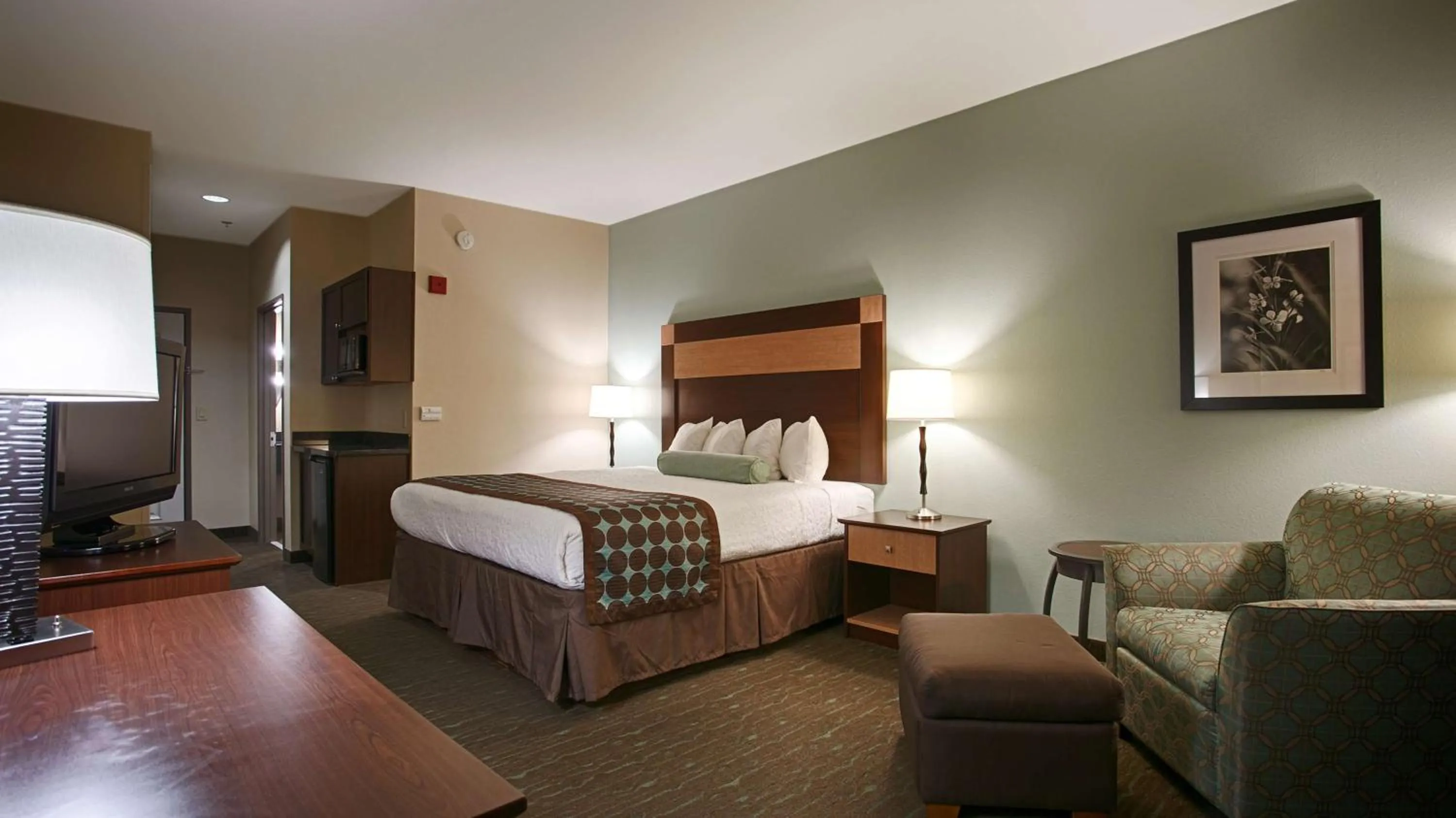 King Room with Roll-In Shower - Mobility Access/Communication Assistance in Best Western Plus Texarkana Inn and Suites
