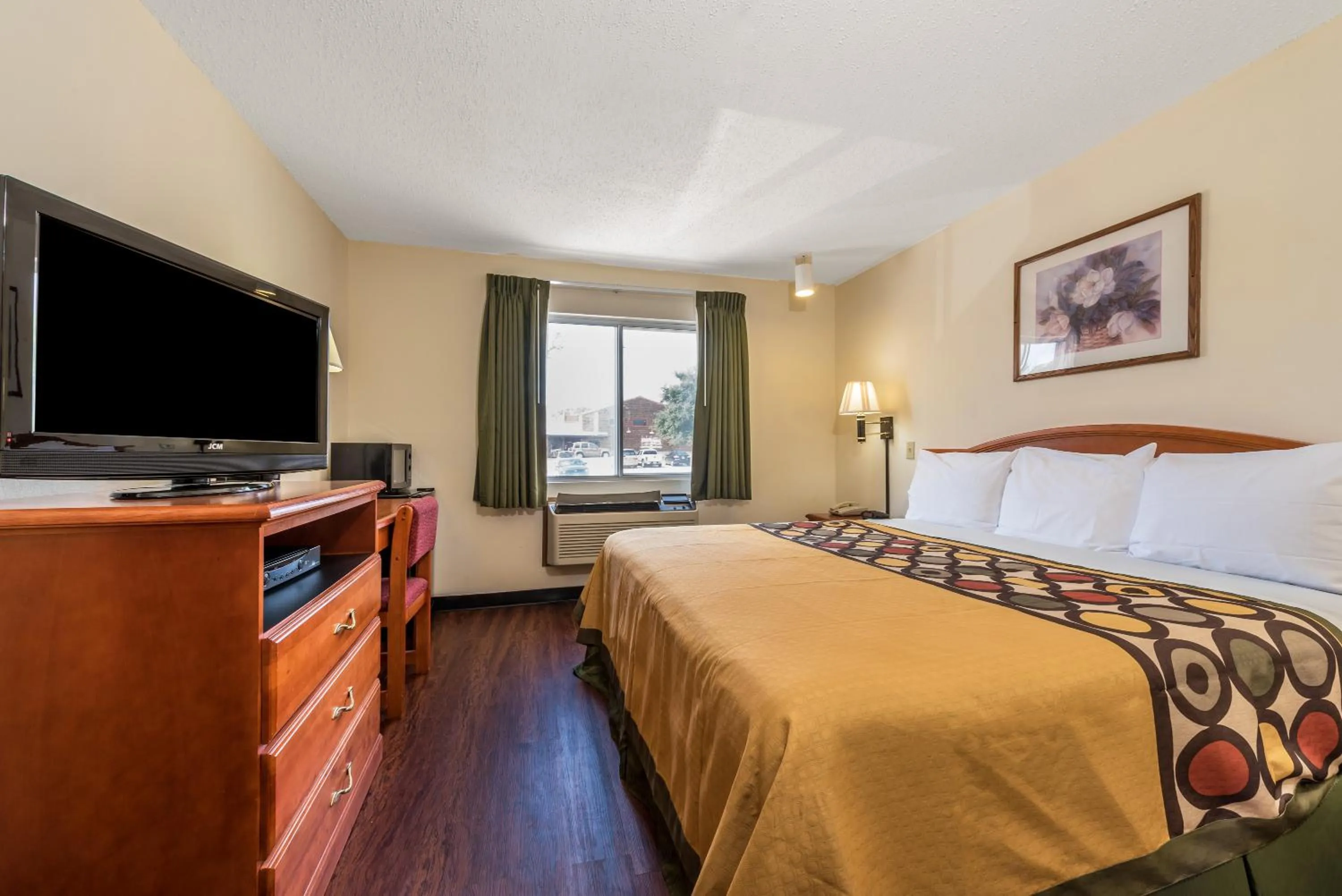 King Room with Roll-In Shower - Mobility Access/Non-Smoking in Super 8 by Wyndham Denton
