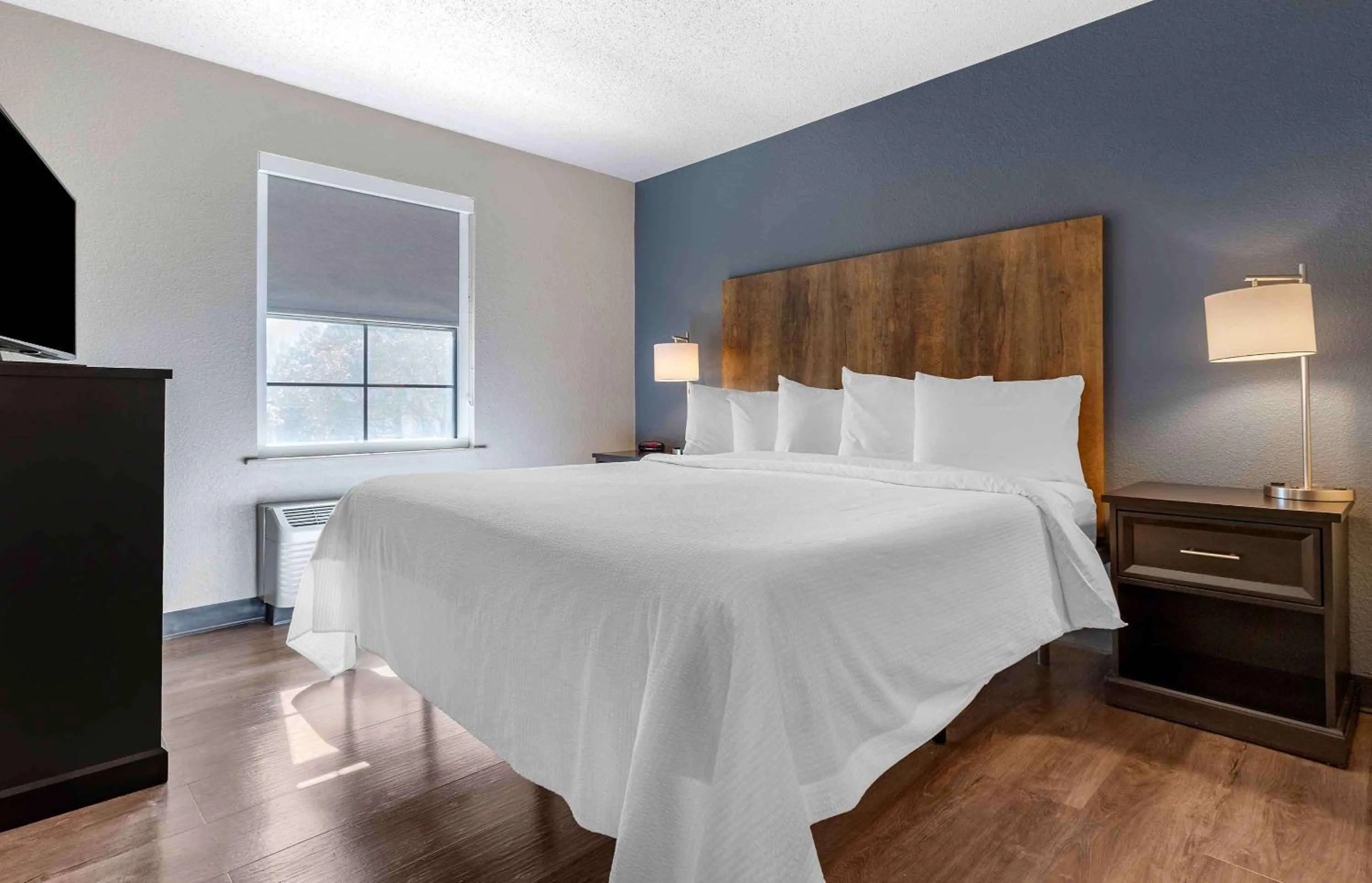 One Bedroom Suite with One King Bed Non-Smoking in Extended Stay America Premier Suites - Charlotte - Pineville - Pineville Matthews Rd.