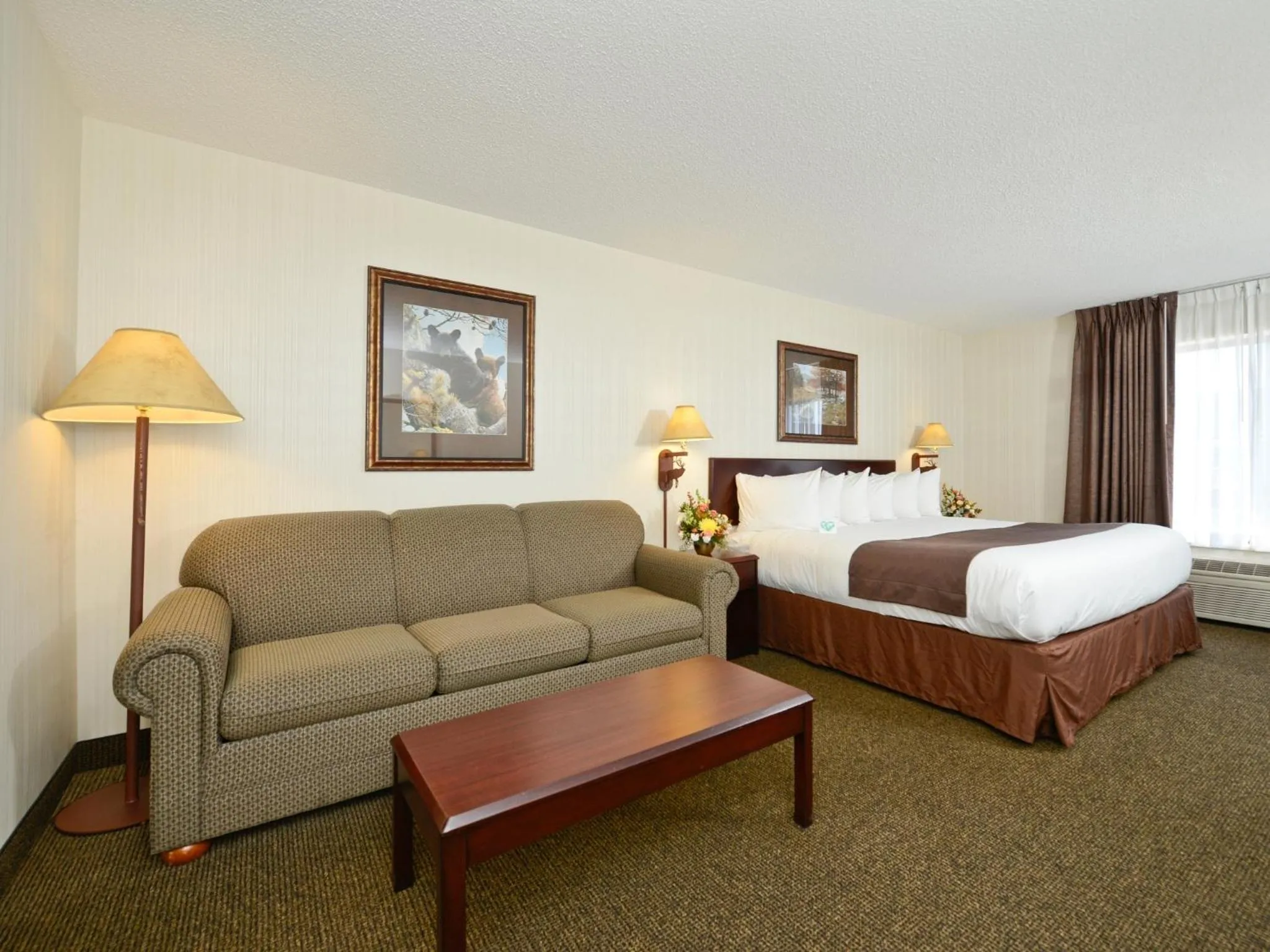 King Room with Sofa Bed in Clubhouse Inn