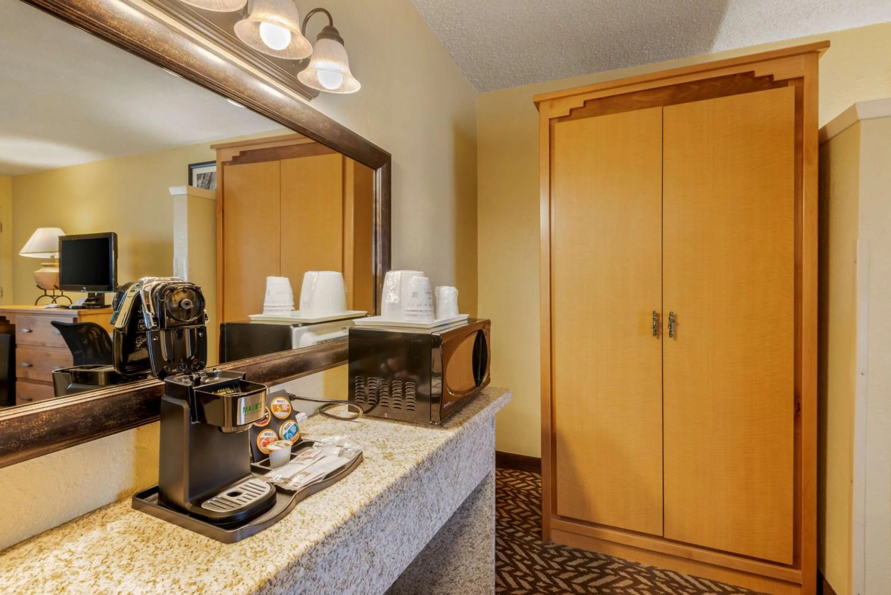 Queen Room - Non-Smoking in Best Western Turquoise Inn & Suites