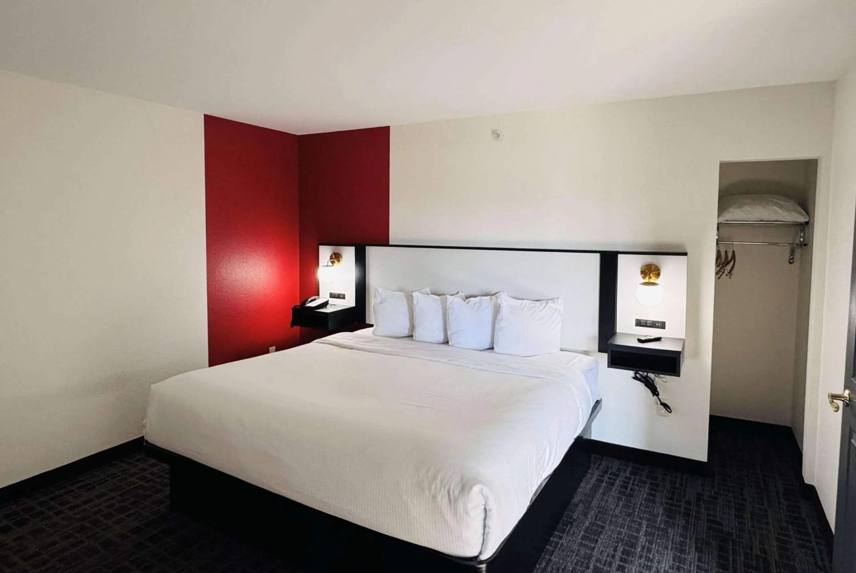 King One-Bedroom Suite - Track View/Non-Smoking in Ramada by Wyndham Sparta/At Speedway