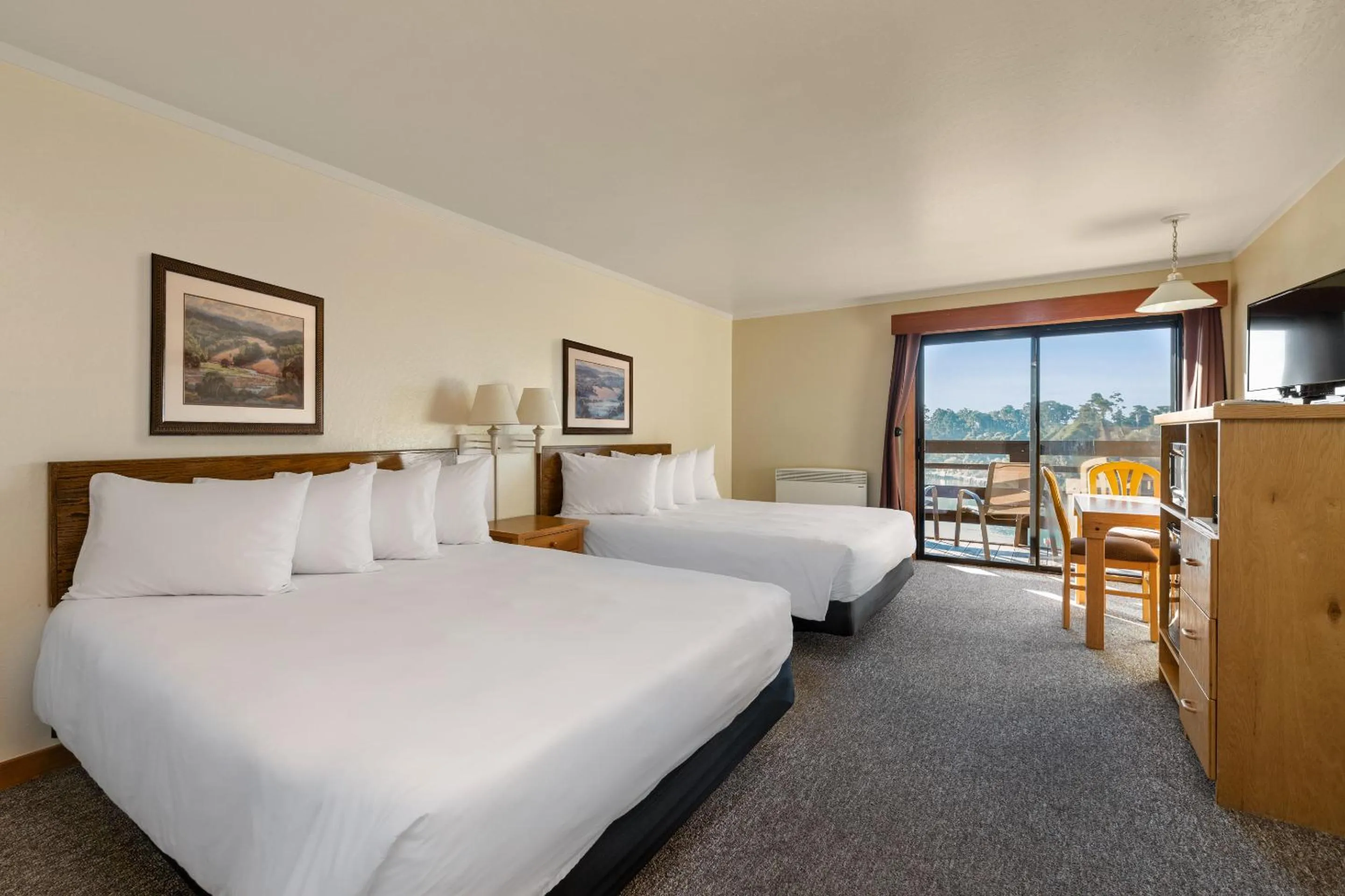 Queen Room with Harbor View in Harbor Lite Lodge