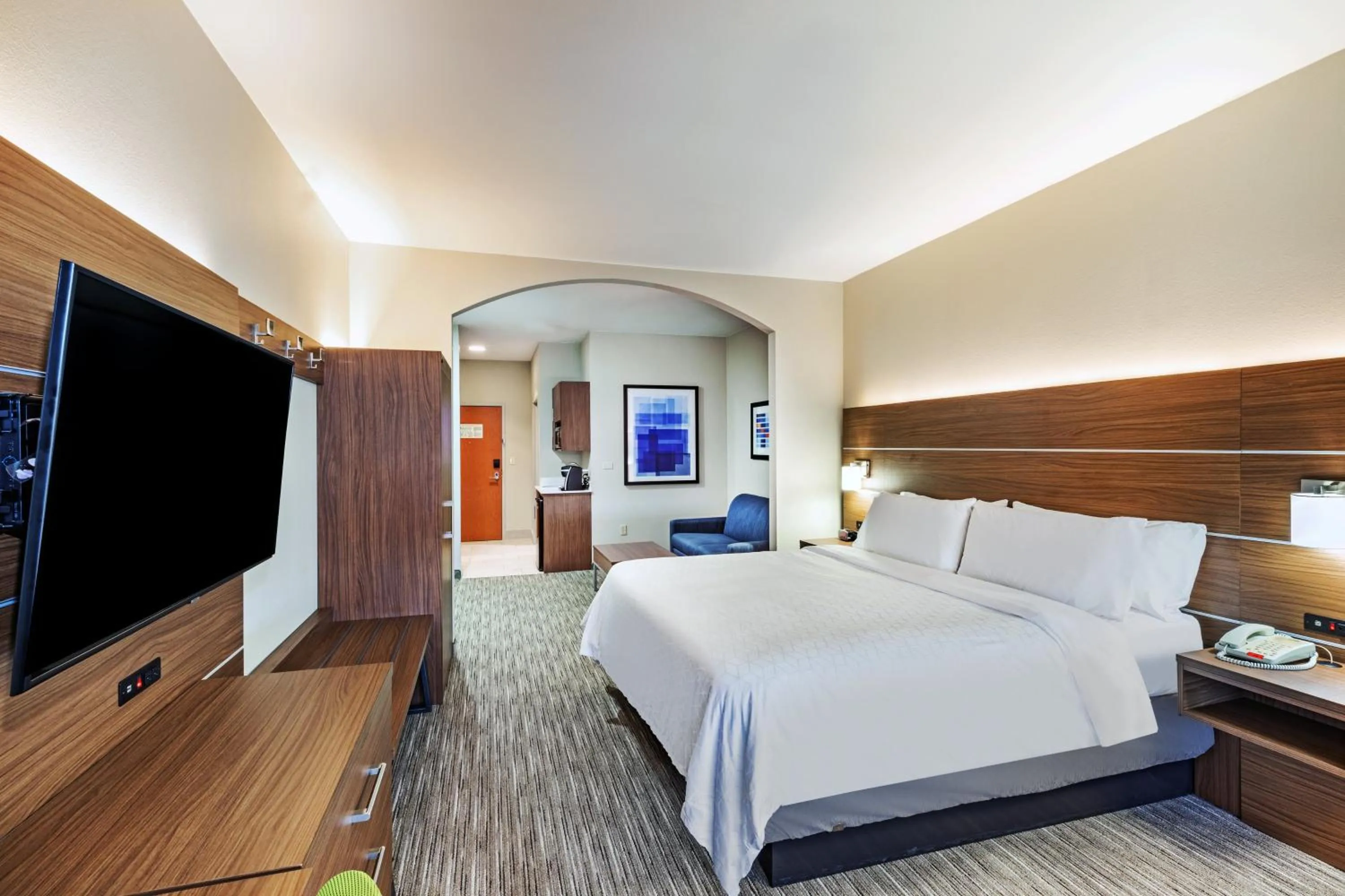 King Suite with Sofa Bed in Holiday Inn Express and Suites Pryor by IHG