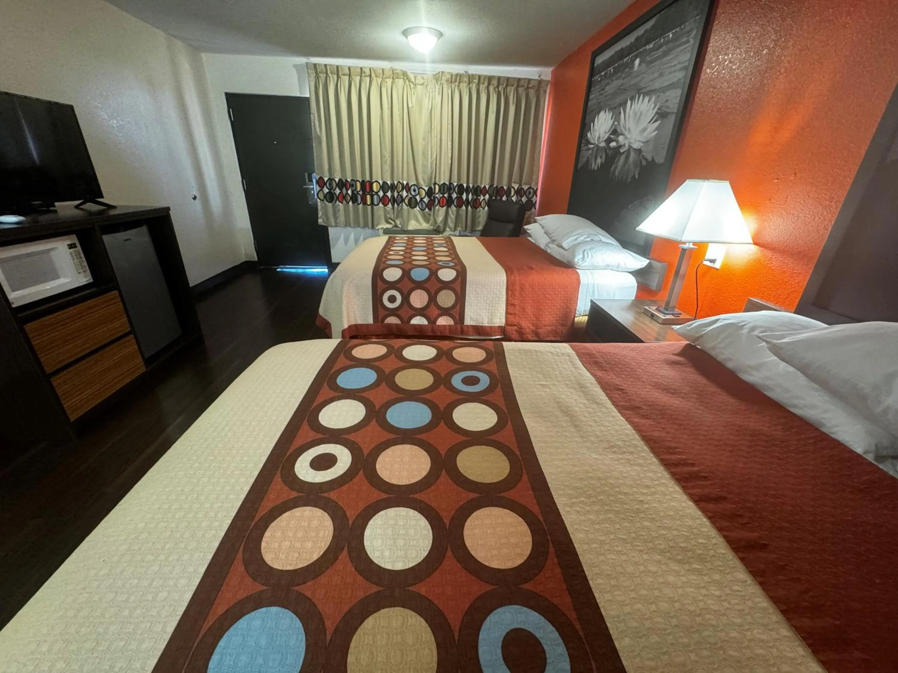 Queen Room with Two Queen Beds - Smoking in Super 8 by Wyndham Giddings