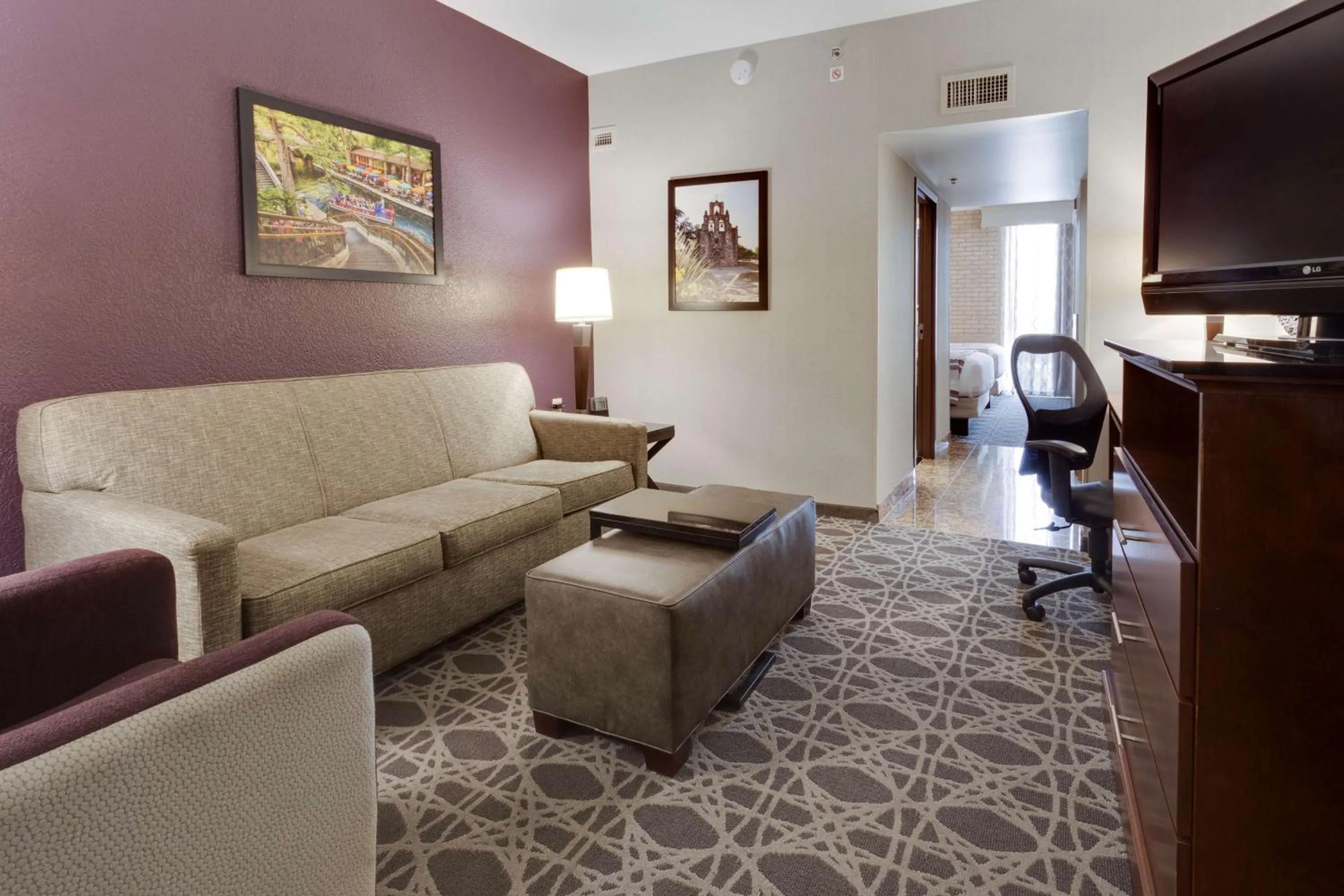 Deluxe Queen Suite in Drury Inn & Suites San Antonio Northeast