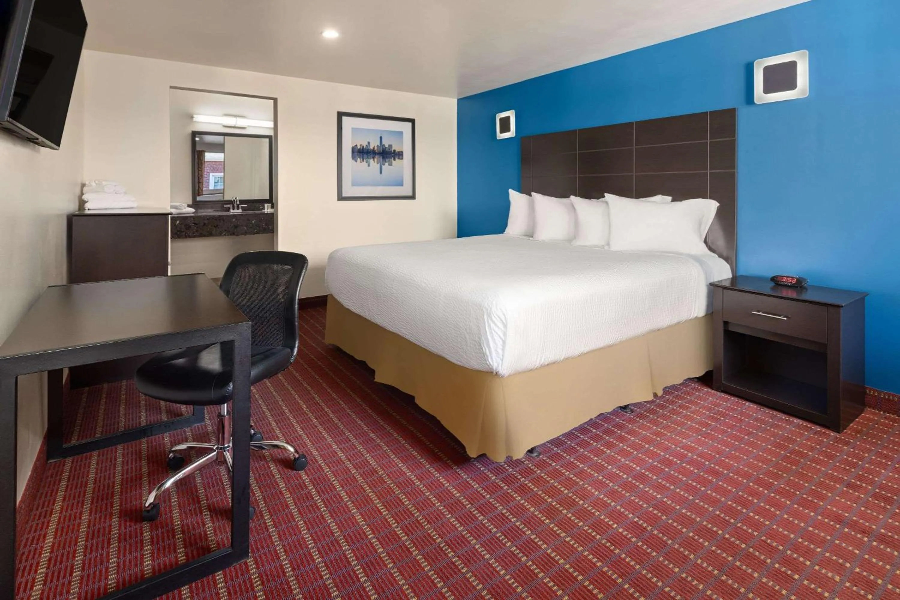 King Room - Non-Smoking in Travelodge by Wyndham Manhasset