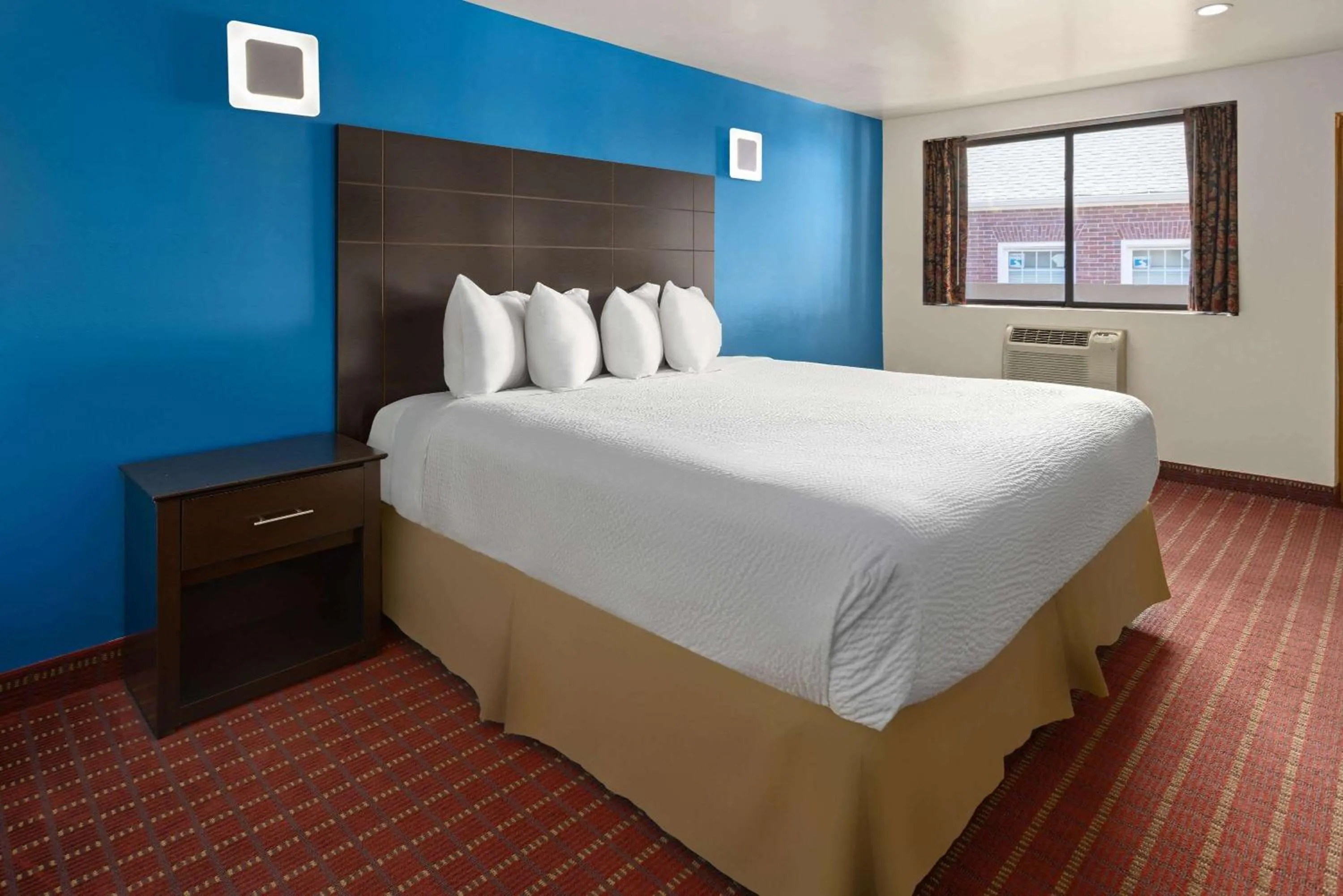 King Room - Smoking  in Travelodge by Wyndham Manhasset