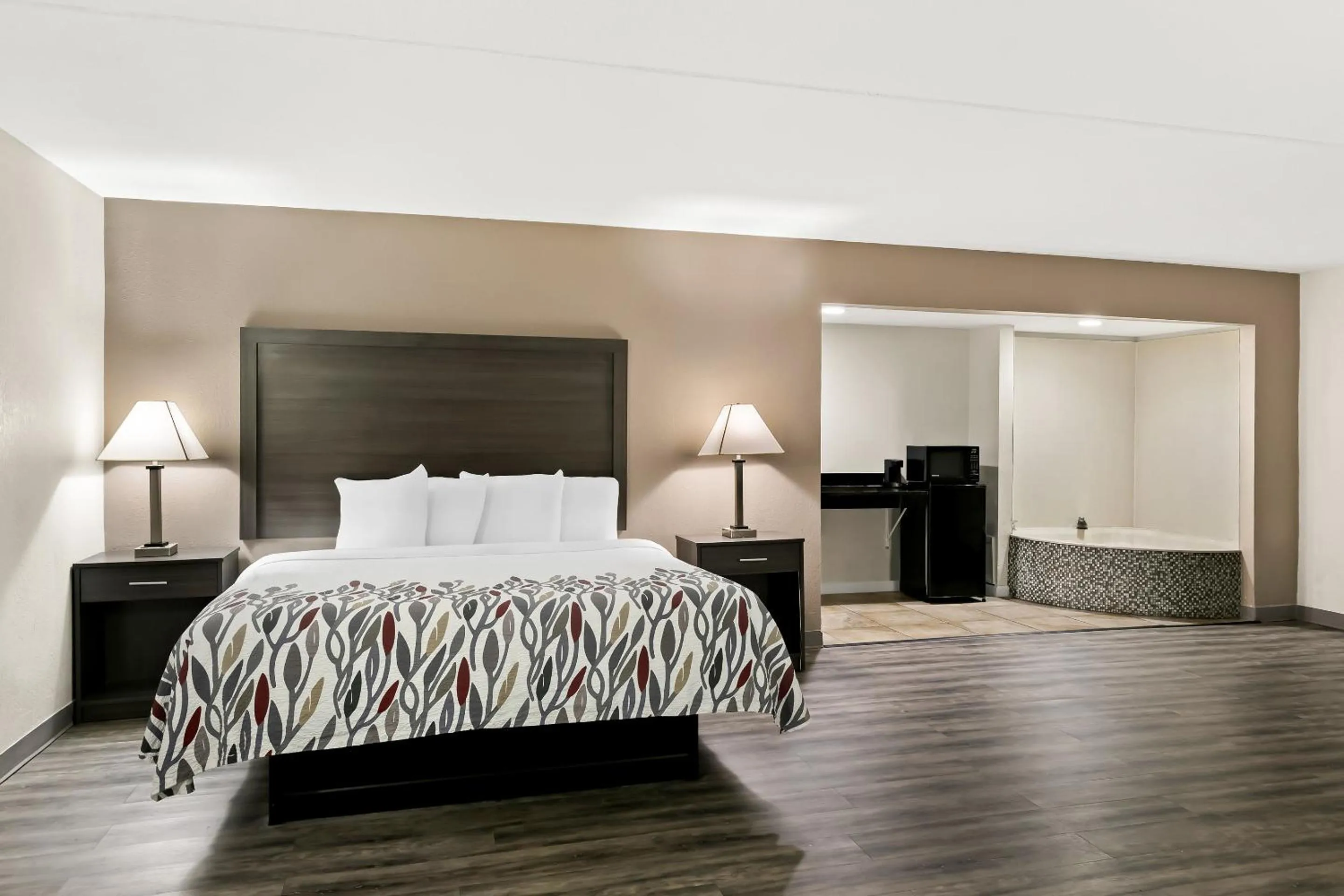 Superior King with Jetted Tub Non-Smoking in Red Roof Inn & Suites Duncan