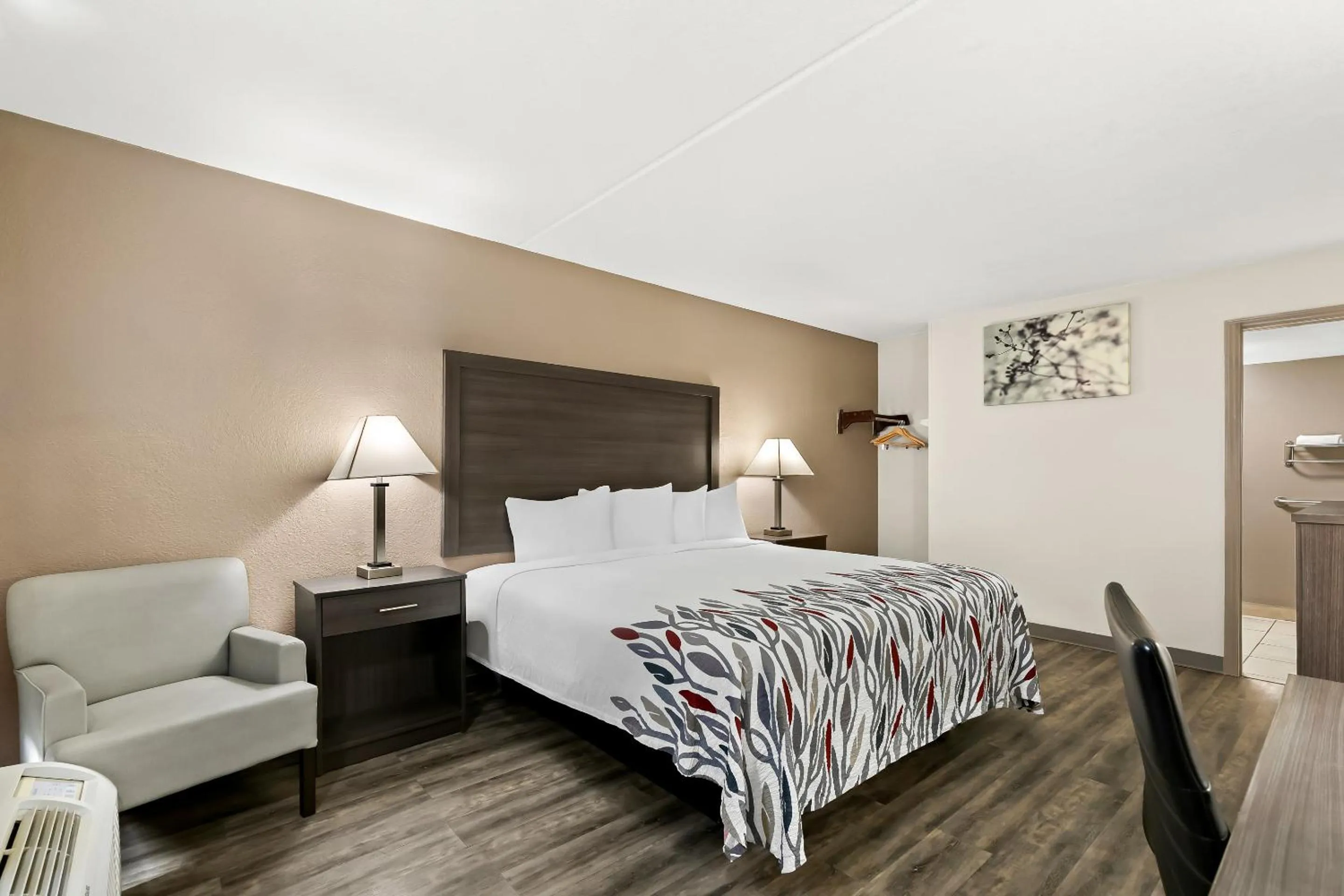 Superior King Room Disability Access Non-Smoking in Red Roof Inn & Suites Duncan