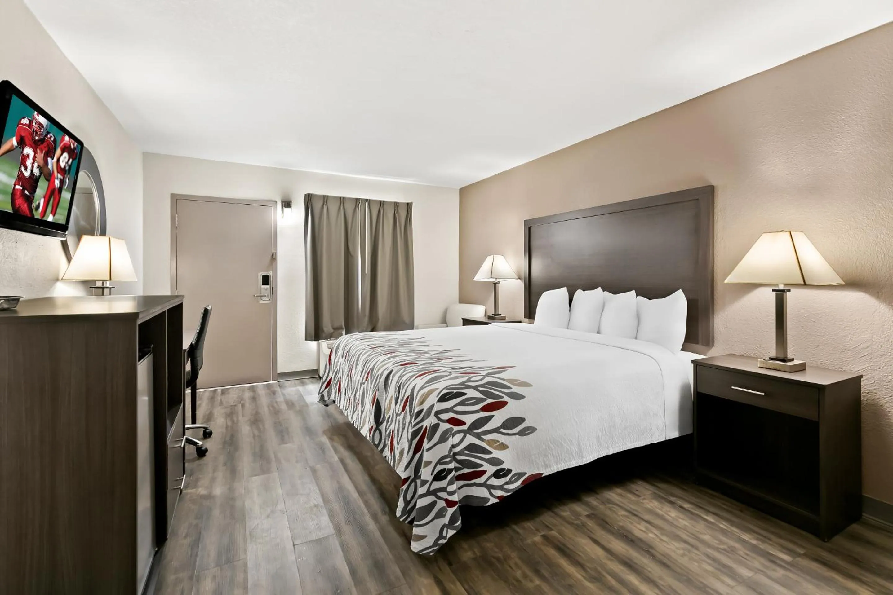 Superior King Room Disability Access Smoking in Red Roof Inn & Suites Duncan