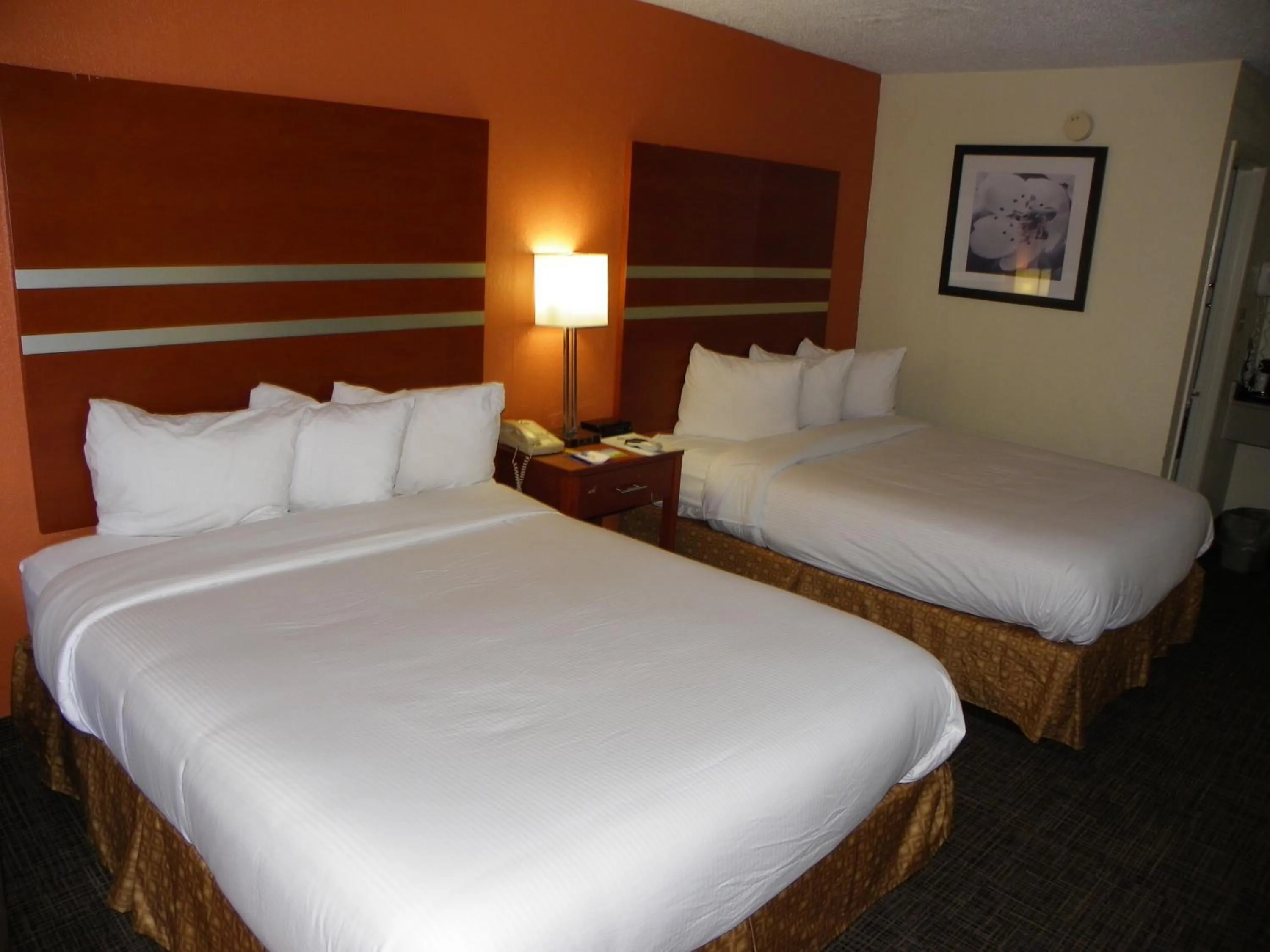 Queen Room with Two Queen Beds - Smoking in Days Inn by Wyndham Dalton