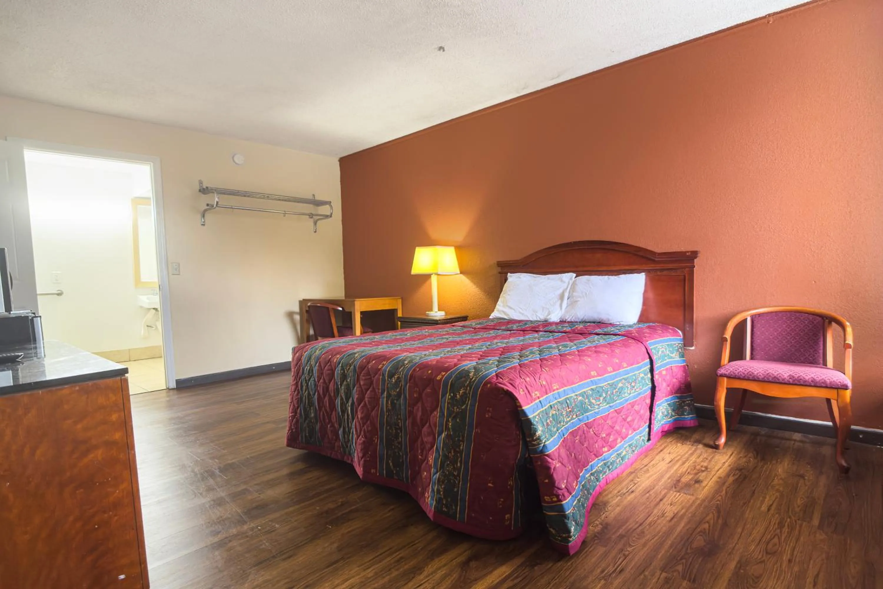 Queen Bed Accessible Non-Smoking in OYO Hotel Vienna I-75