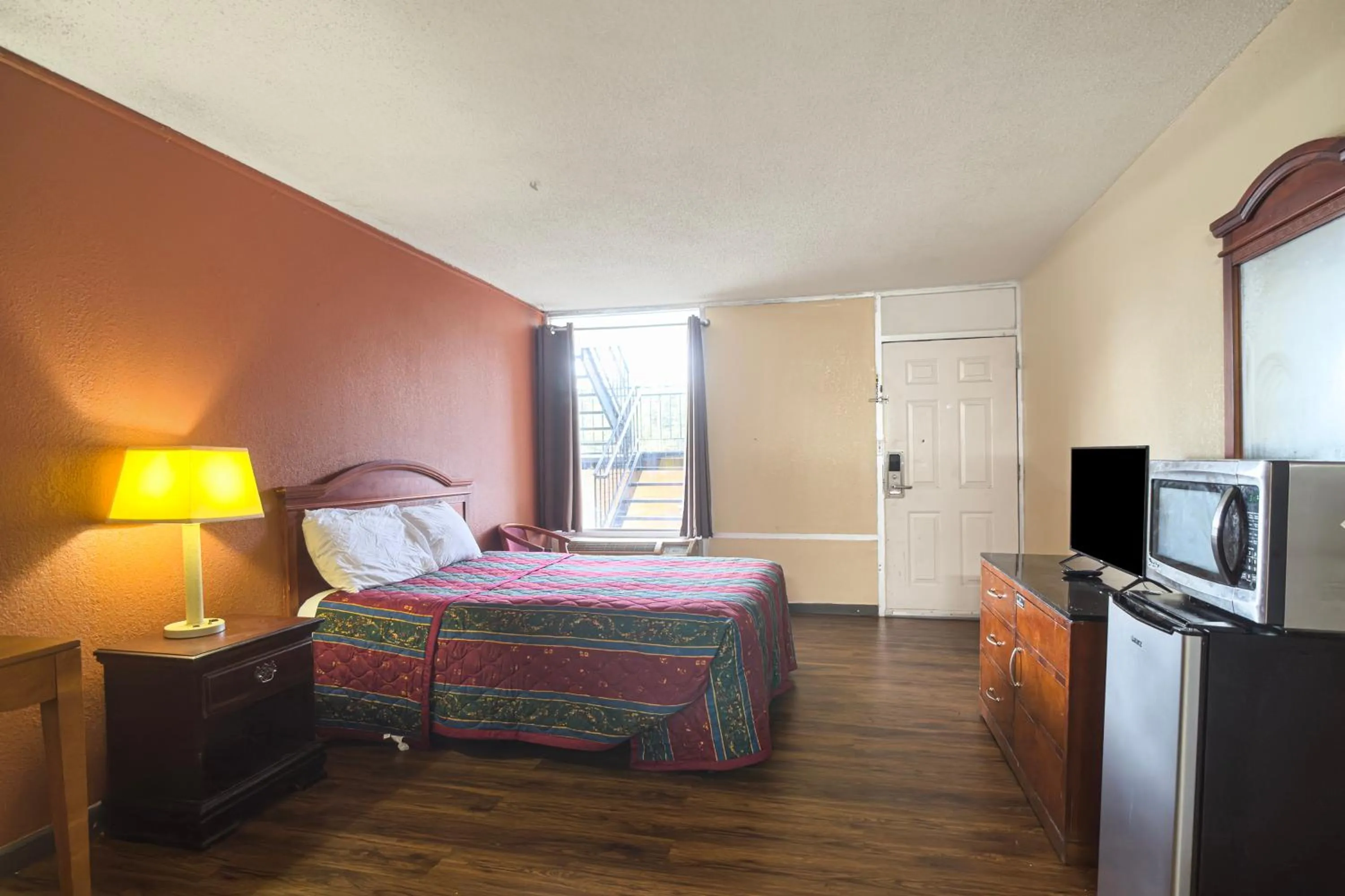 King Bed Non-Smoking in OYO Hotel Vienna I-75