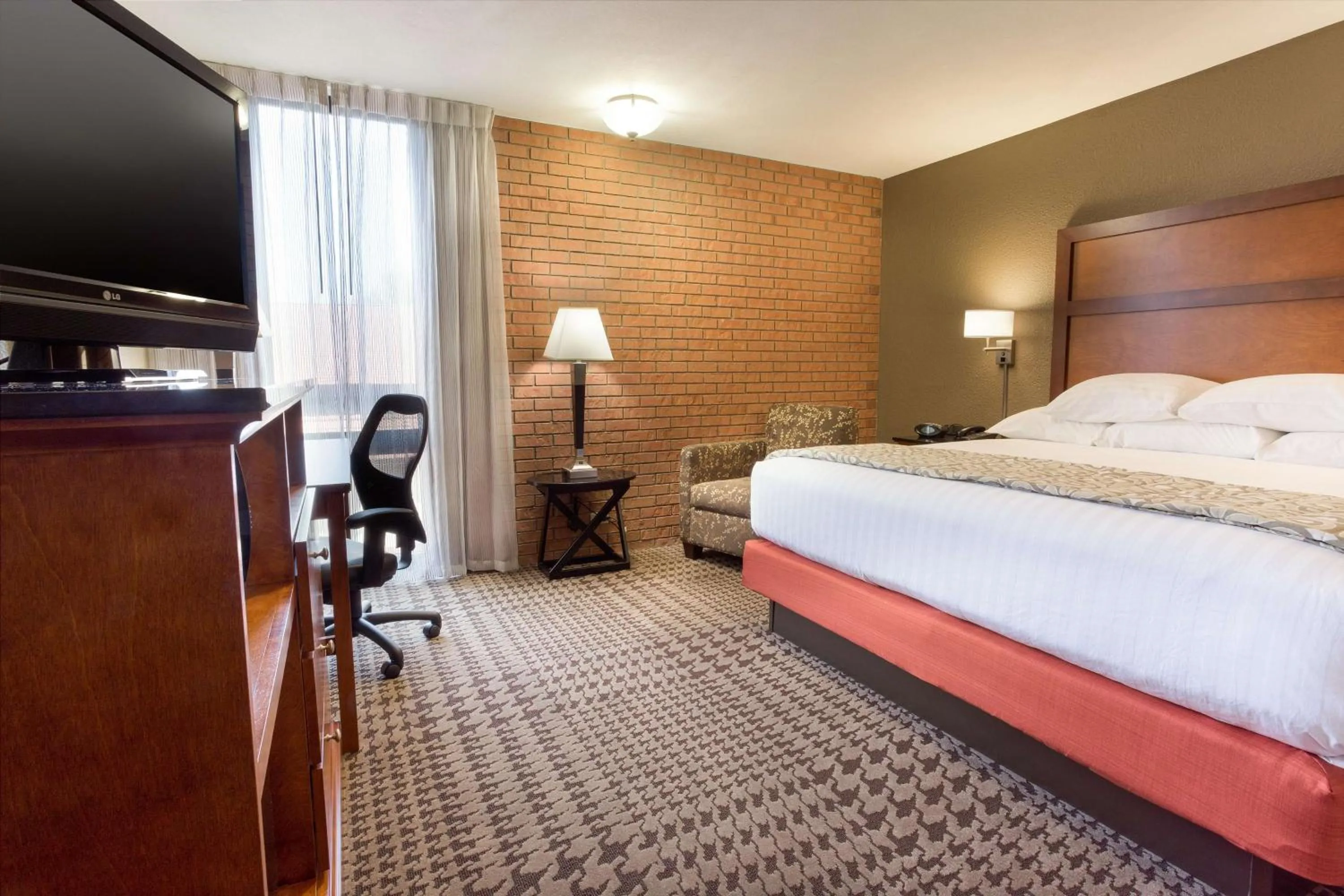 Deluxe King Room - Accessible, Roll-in Shower in Drury Inn & Suites Jackson MO