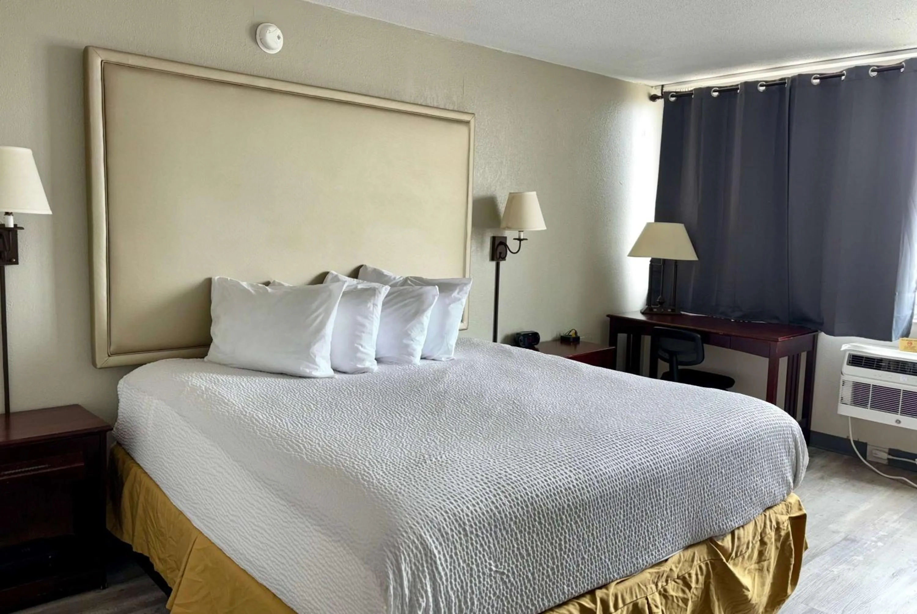 King Room with Mobility Access, Bathtub w/ Grab Bars, Non-Smoking in Baymont by Wyndham Keokuk