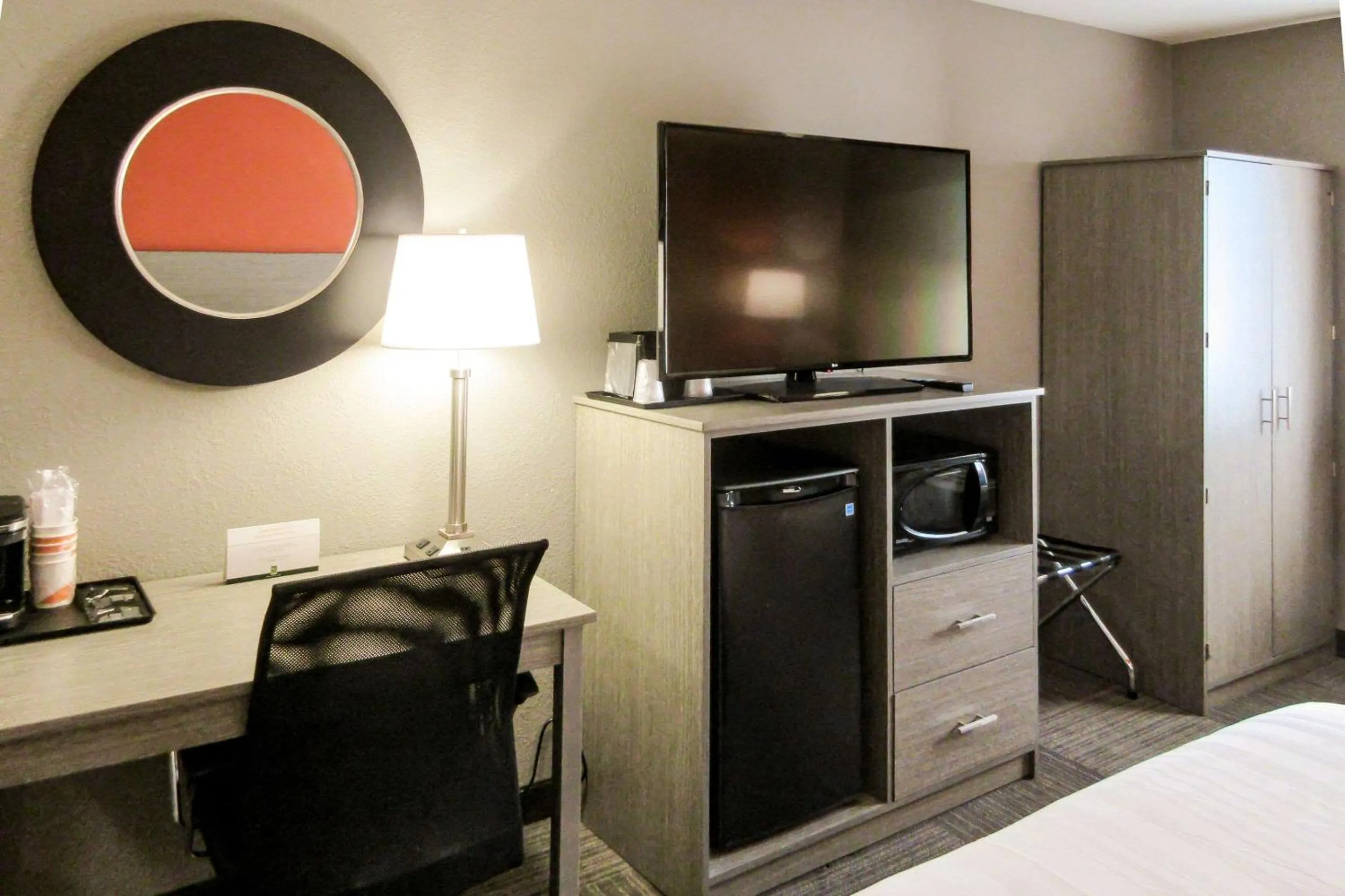 King Room with tub - Accessible/Non-Smoking in Quality Inn & Suites Hammond Near I-8090