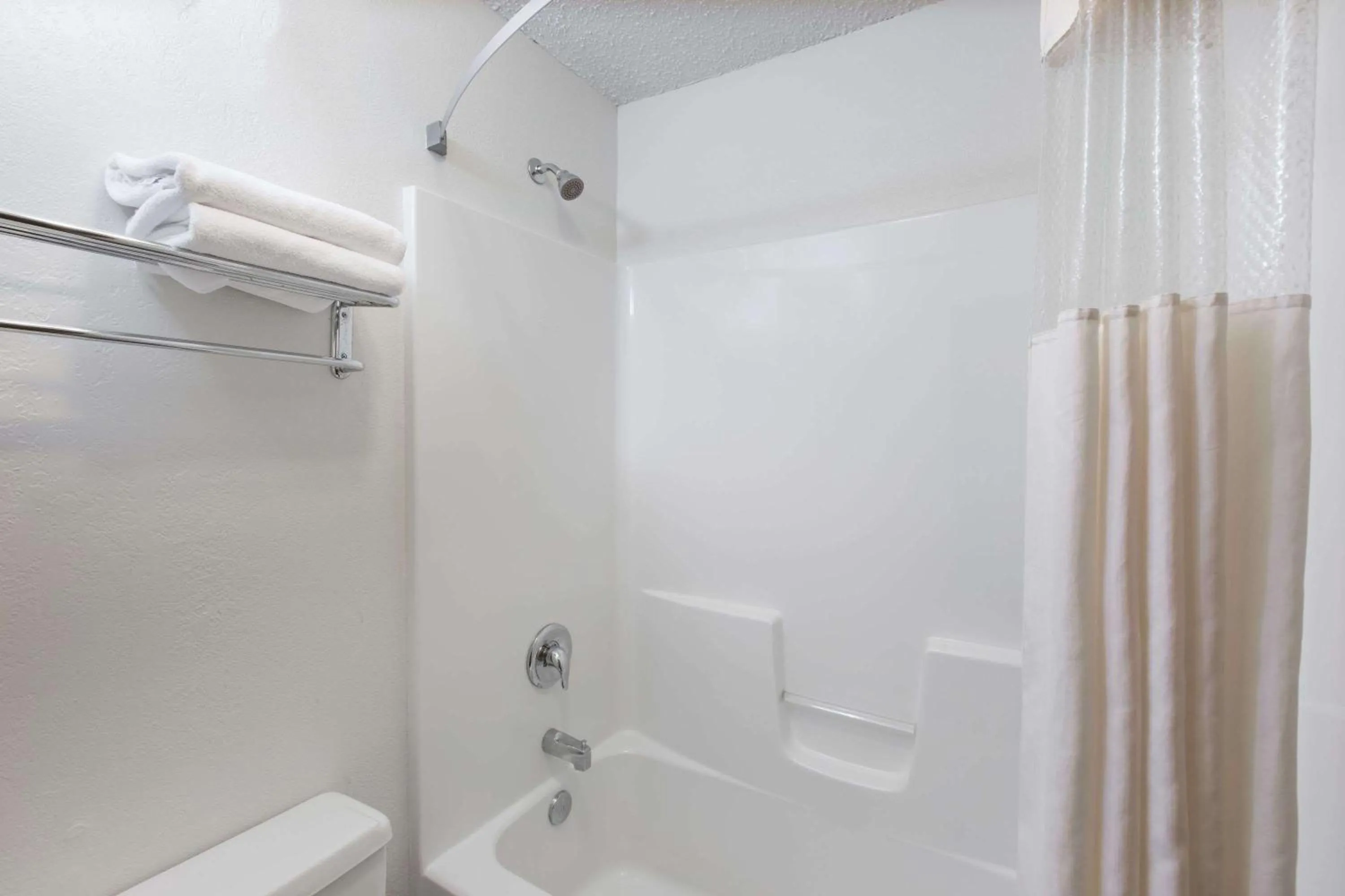 Economy Queen Room - Non-Smoking in Days Inn by Wyndham Pierre