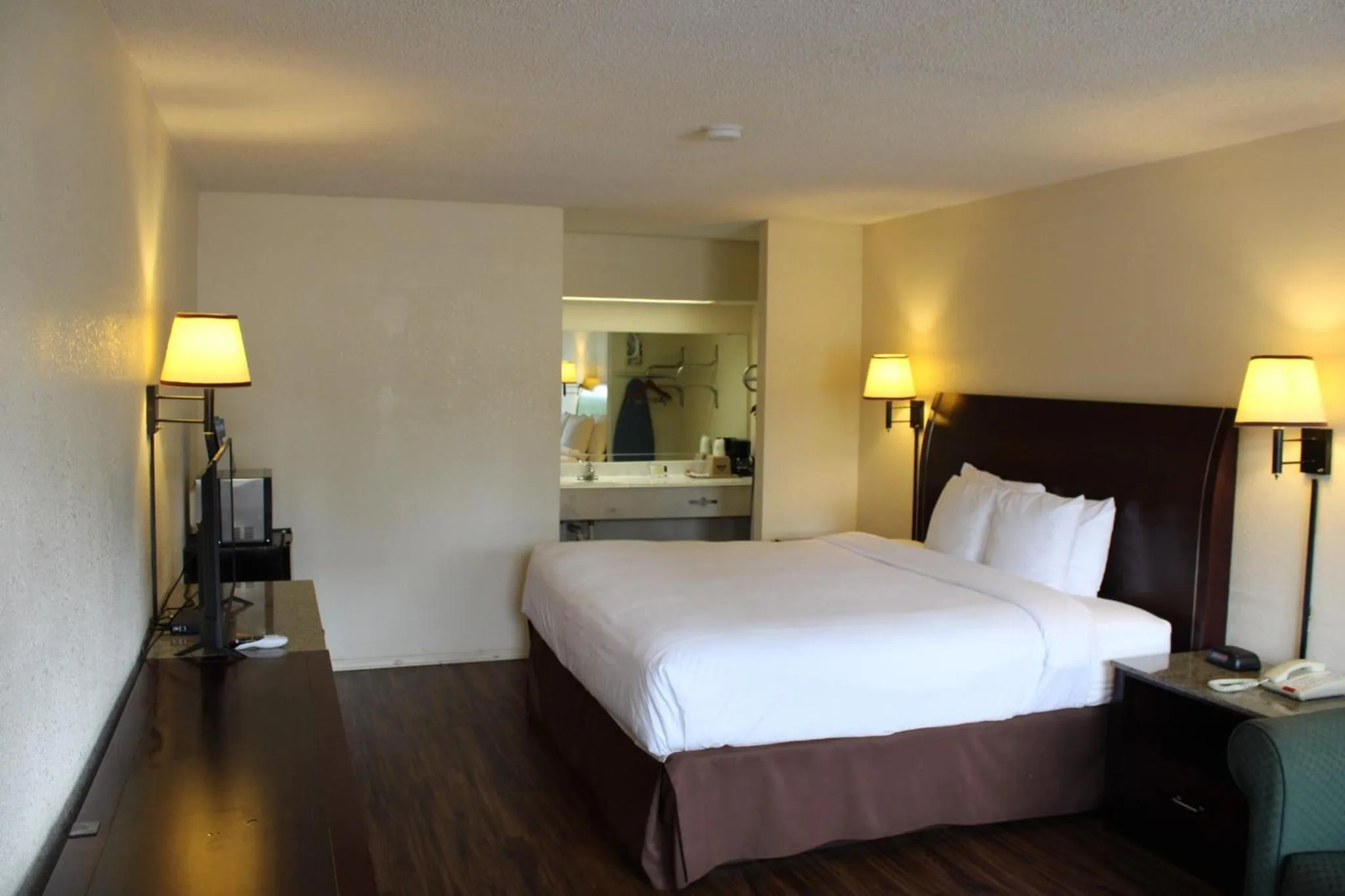 King Suite -  Non-Smoking in Days Inn & Suites by Wyndham Marshall