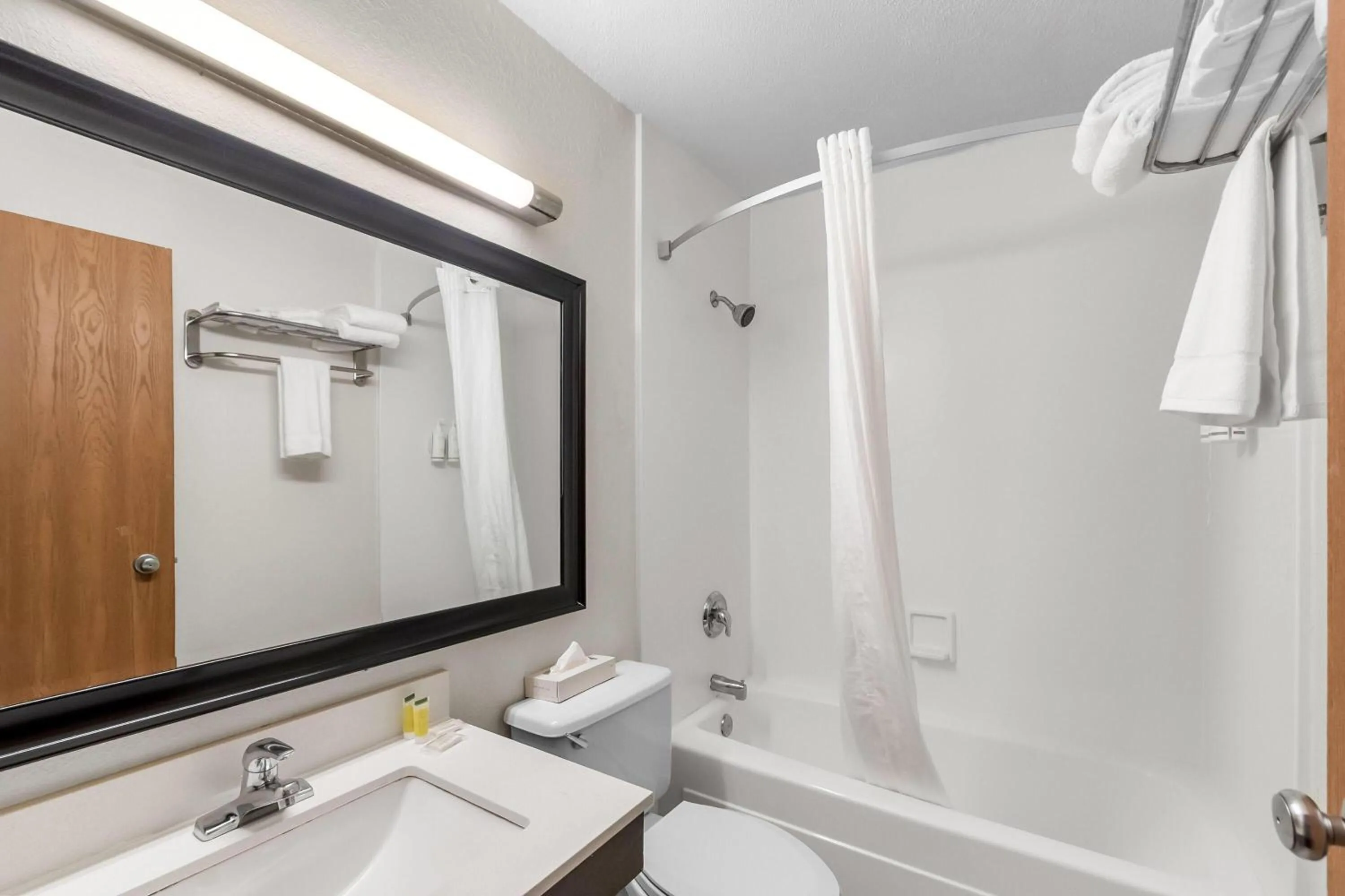 Queen Room - Non-Smoking in Super 8 by Wyndham Dumfries/Quantico