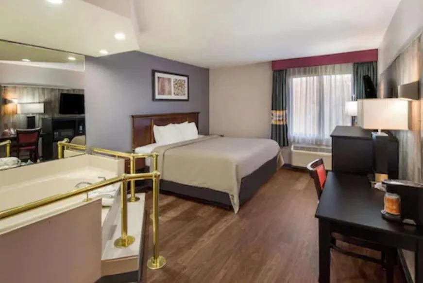 Superior King Room - Non-Smoking in Quality Inn & Suites Cincinnati I-275