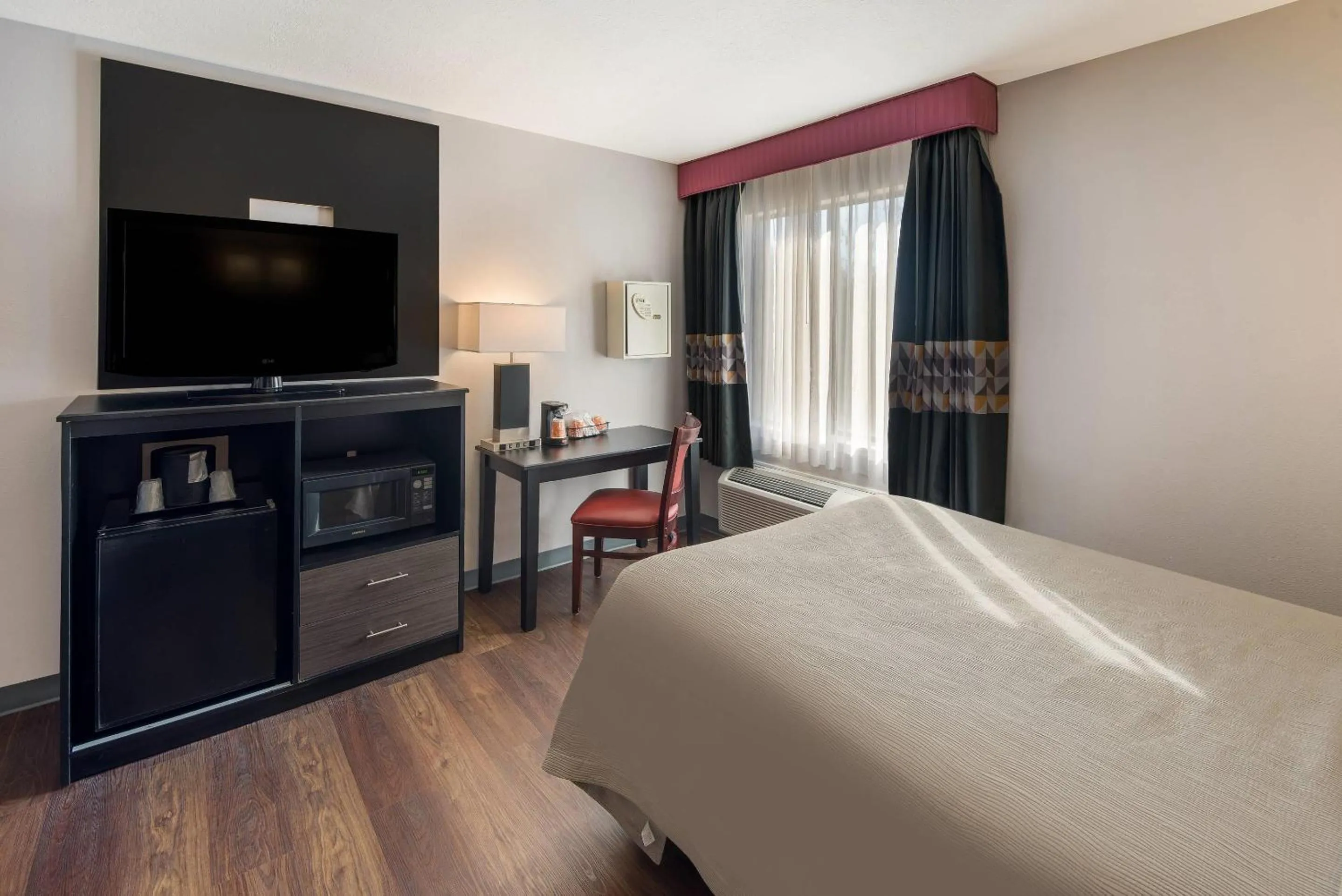 Double Room with Two Double Beds - Disability Access/Non-Smoking in Quality Inn & Suites Cincinnati I-275