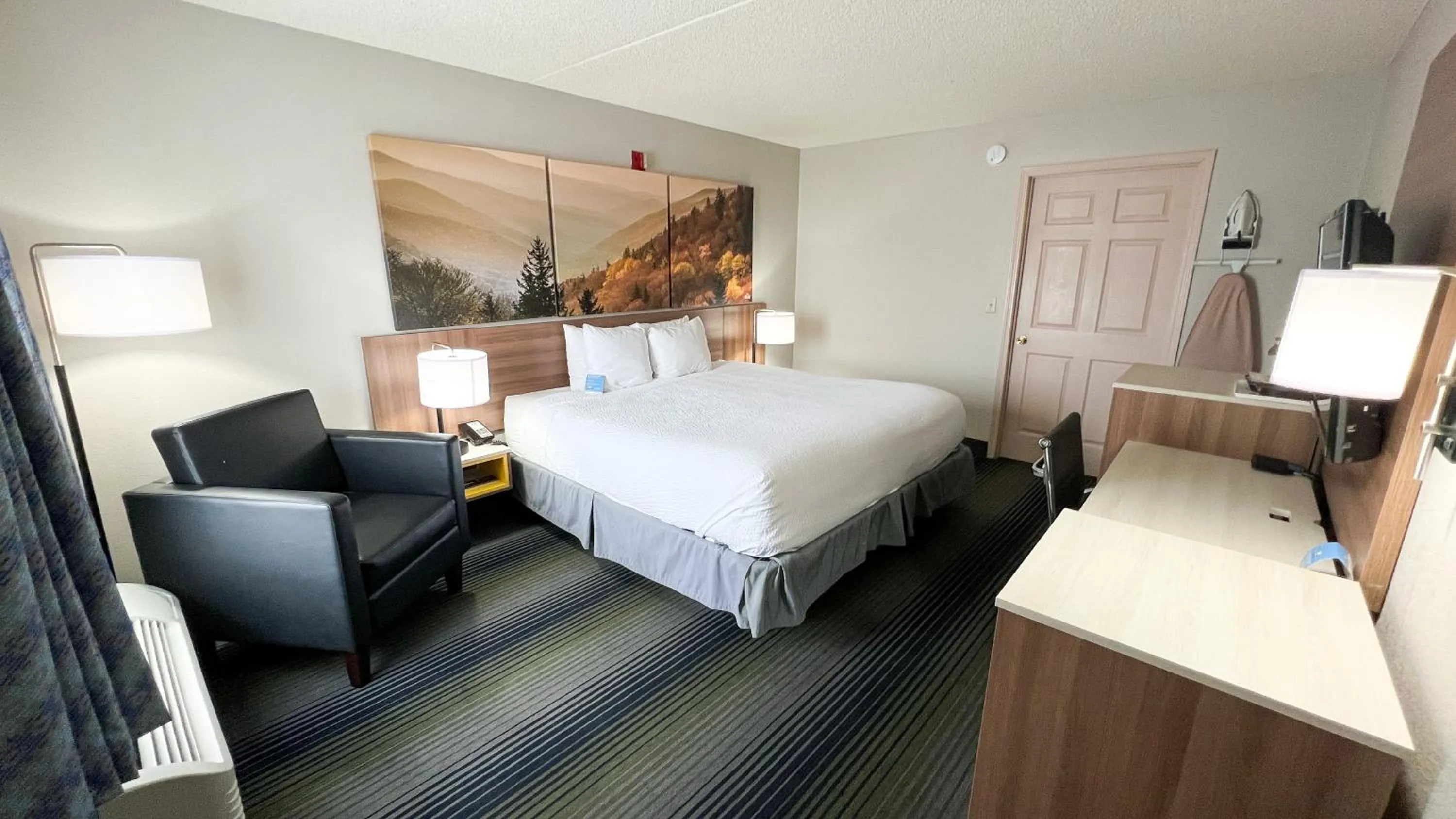 Business King Room - Non-Smoking in Days Inn by Wyndham Harrison