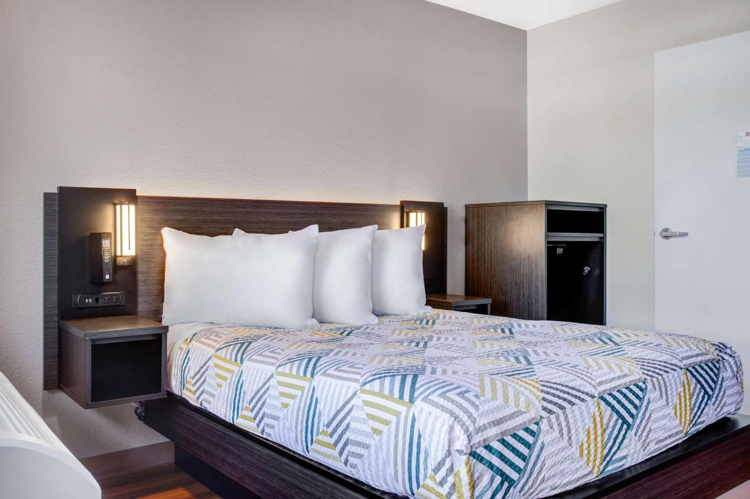 Deluxe Queen Room - Non-Smoking in Motel 6-Carson City, NV