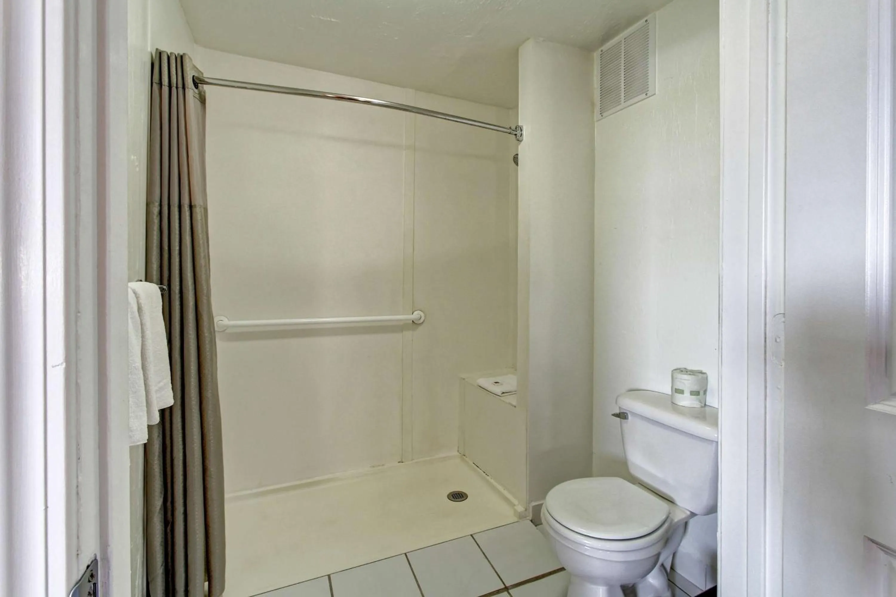 Quadruple Room - Disability Access - Roll in Shower in Motel 6-North Ridgeville, OH - Cleveland Intl Airport - N Ridgeville