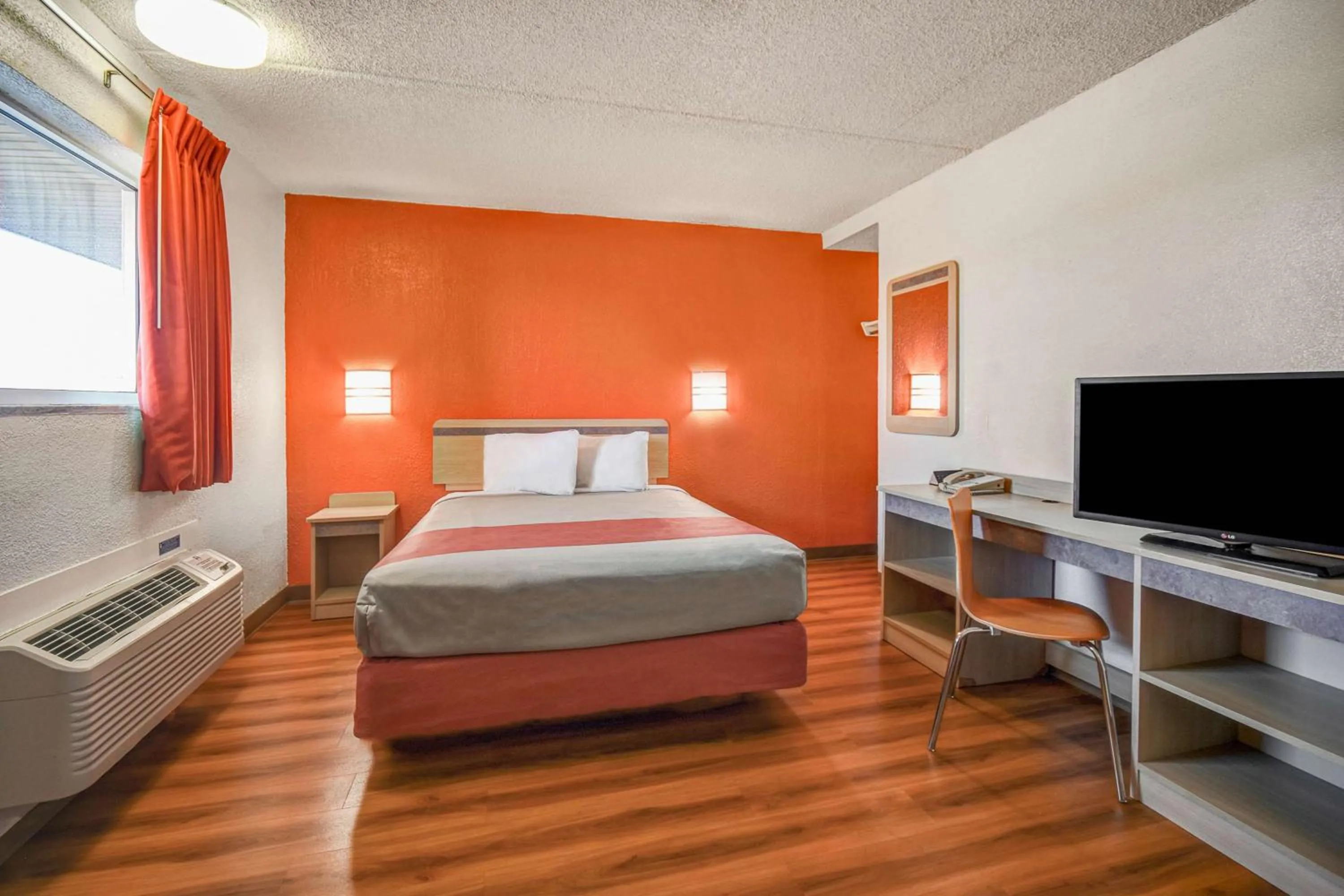 Queen Room - Disability Access - Roll in Shower in Motel 6-North Ridgeville, OH - Cleveland Intl Airport - N Ridgeville