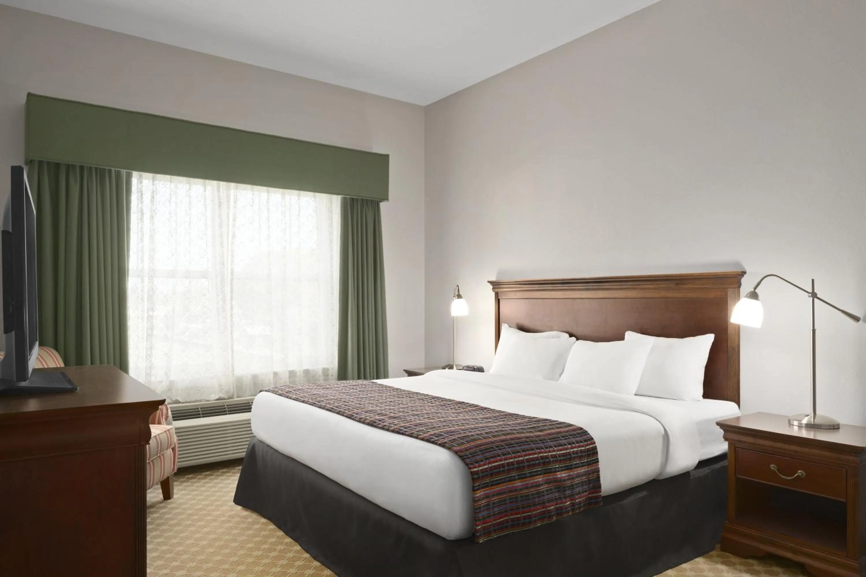 King Room with Roll-in Shower - Disability Access/Non-Smoking in Country Inn & Suites by Radisson, Gettysburg, PA