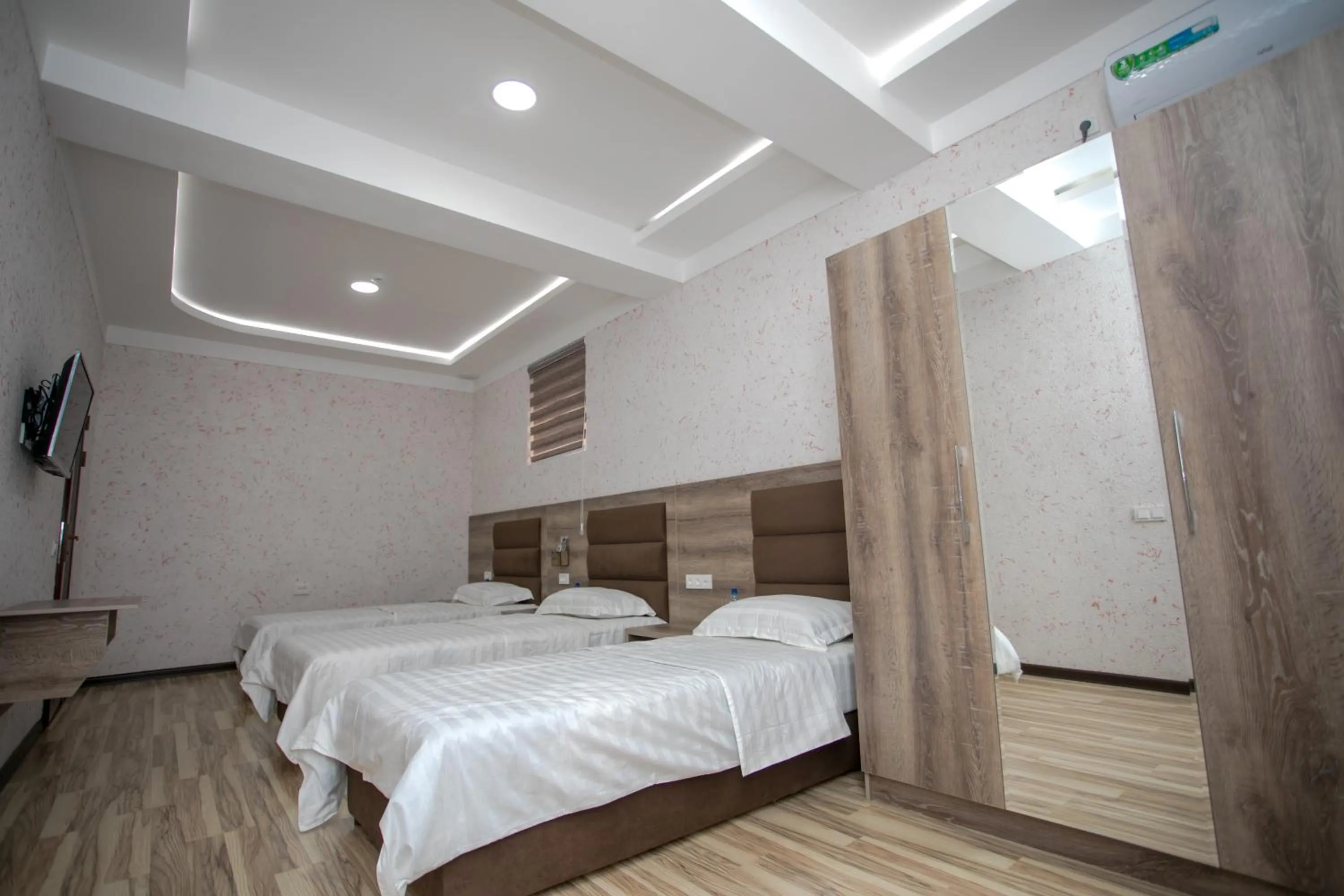 Comfort Triple Room with Shower in Niso